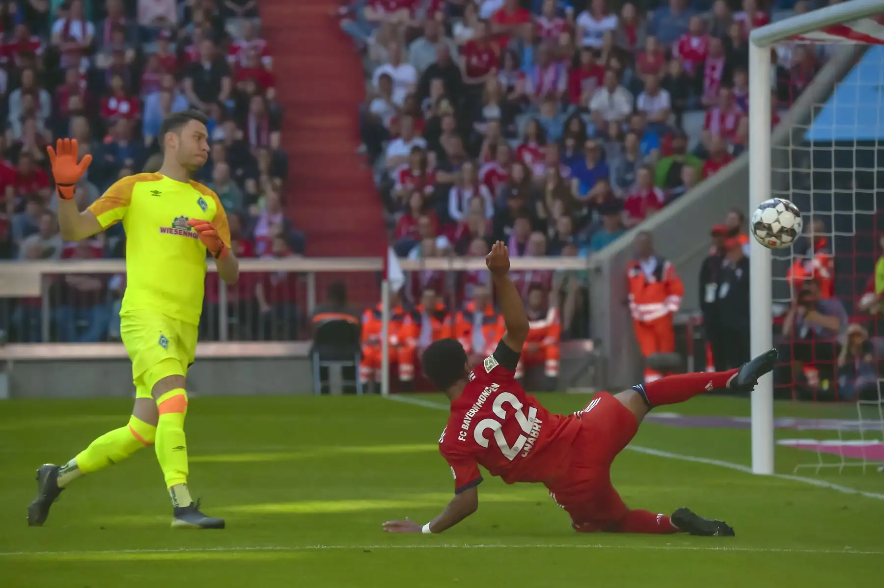 El portero checo de Bremen, Jiri Pavlenka (L), reacciona cuando el mediocampista alemán del Bayern Munich, Serge Gnabry, patea la pelota si está frente a la portería durante el partido de fútbol de primera división de la Bundesliga alemana FC Bayern Múnich vs SV Werder Bremen .Foto: AFP