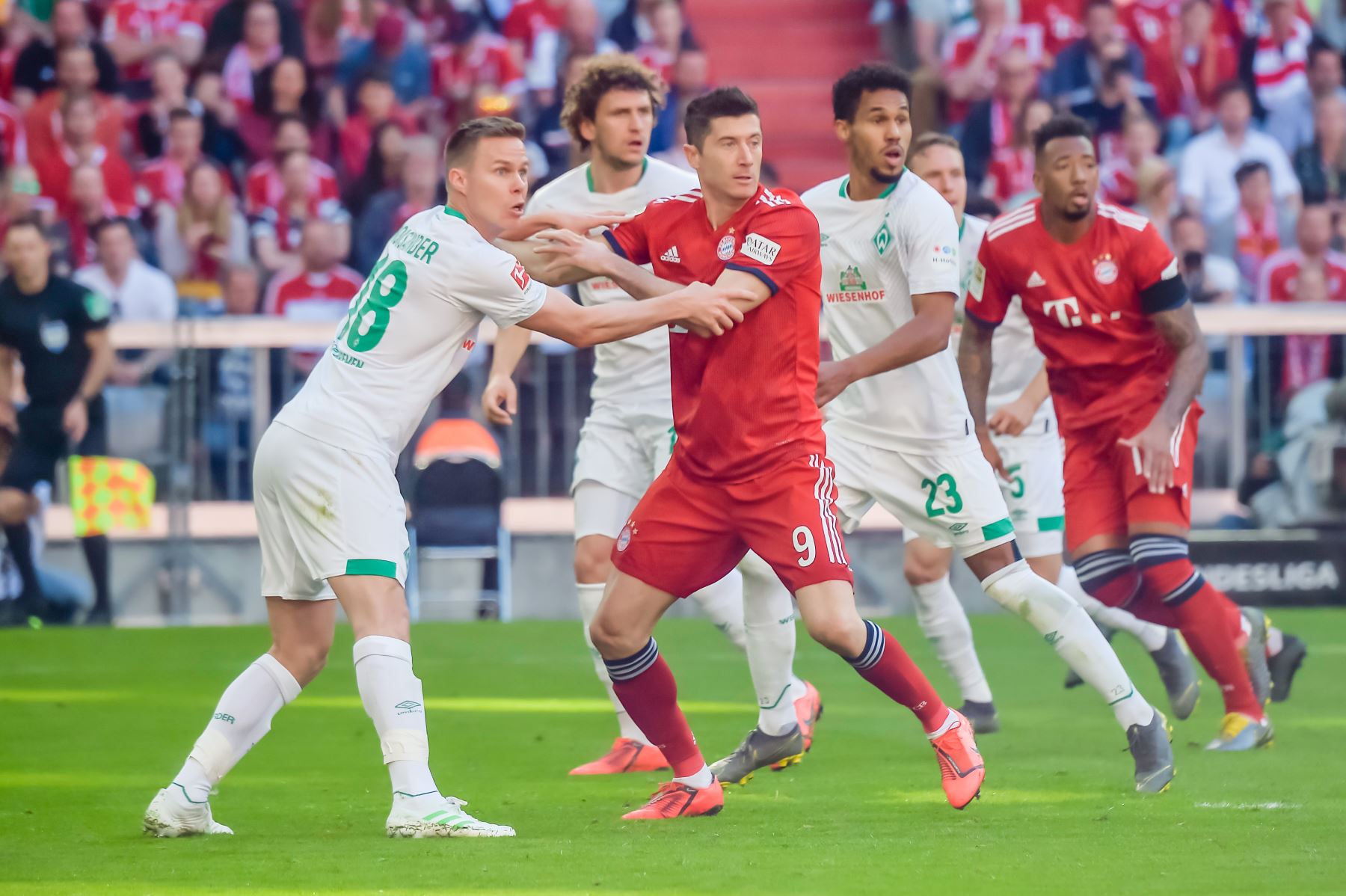El defensor del Final de Bremen Niklas Moisander (L) y el delantero polaco del Bayern Munich, Robert Lewandowski (C) compiten por el balón durante el partido de fútbol de la Bundesliga de la Primera División alemana FC Bayern Munich vs SV Werder Bremen.Foto:AFP