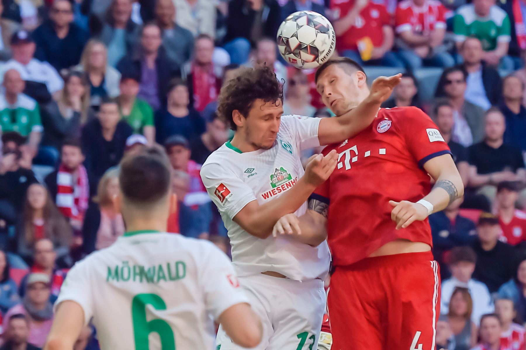 El defensor serbio de Bremen, Milos Veljkovic (L) comete falta contra el defensor alemán de Bayern Munich, Niklas Suele, durante el partido de fútbol de la Bundesliga de la primera división alemana FC Bayern Munich contra SV Werder Bremen.Foto: AFP