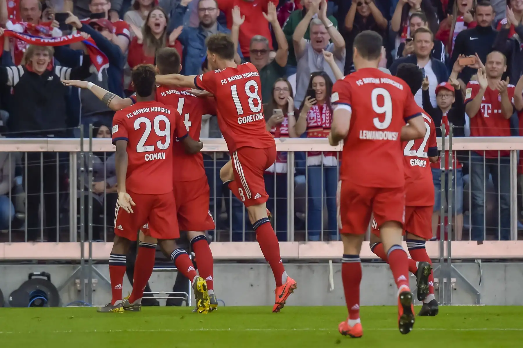 El equipo del Bayern Munich celebra el 1-0 durante el partido de fútbol de la primera división alemana de la Bundesliga FC Bayern Munich vs SV Werder Bremen el 21 de abril de 2019 en Munich.
Guenter SCHIFFMANN / AFP