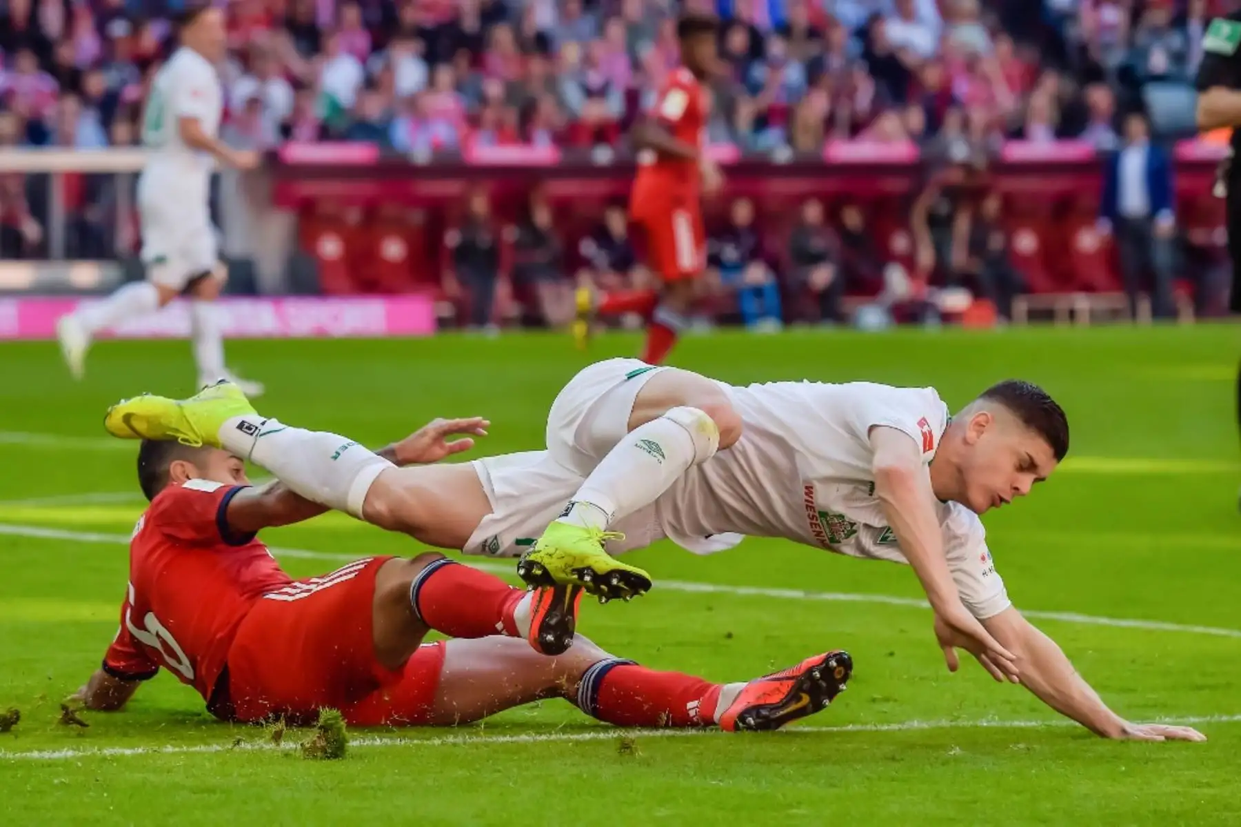 El mediocampista kosovoniano de Bremen Milot Rashica (Up) y el mediocampista español de Bayern Múnich Thigao Alcantara compiten por el balón durante el partido de fútbol alemán de la Bundesliga de la Bundesliga FC Bayern Múnich vs SV Werder Bremen.
Foto: AFP