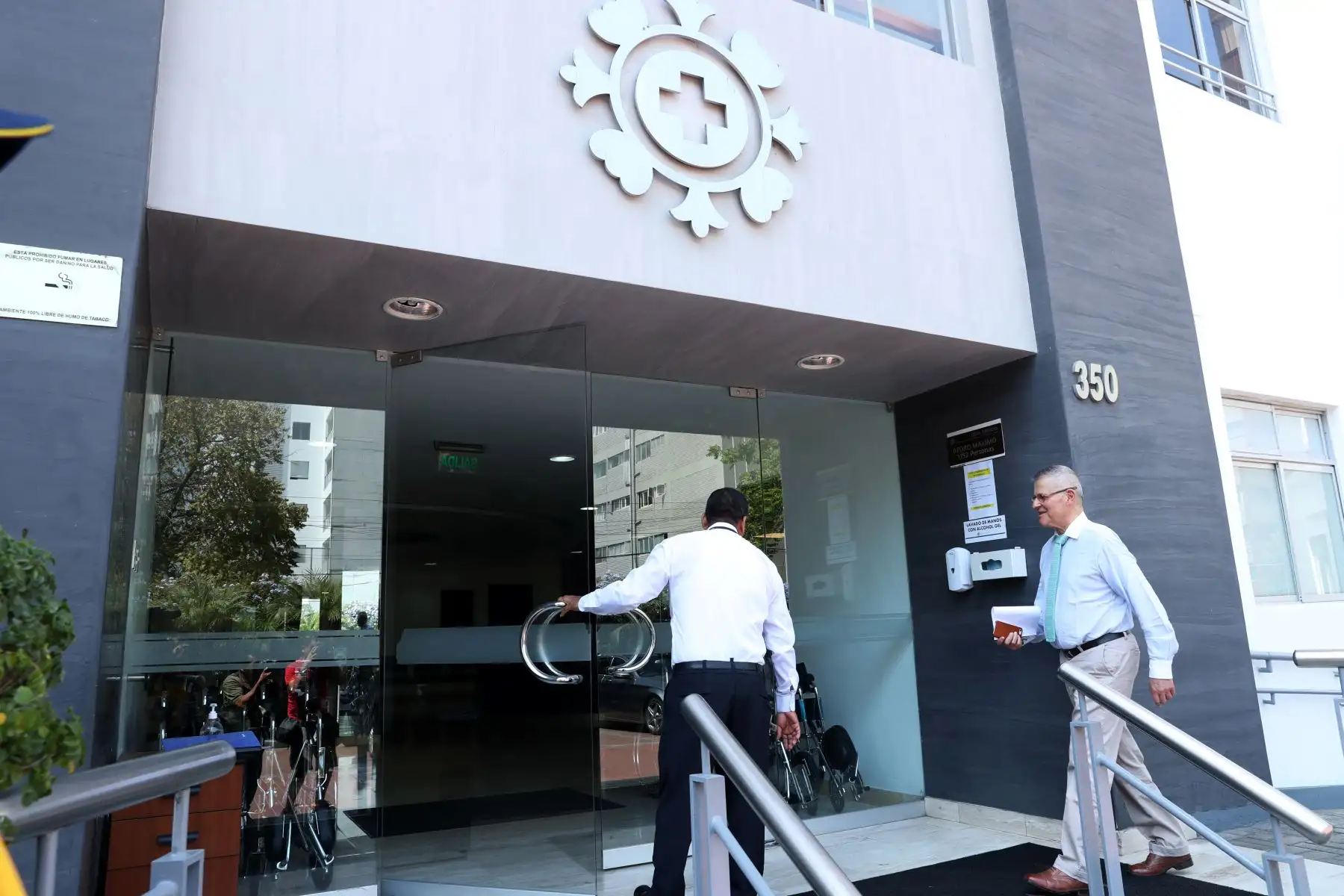 Hermano de Pedro Pablo Kuczynski llega a la clinica Anglo Americana. Foto: ANDINA/Melina Mejía