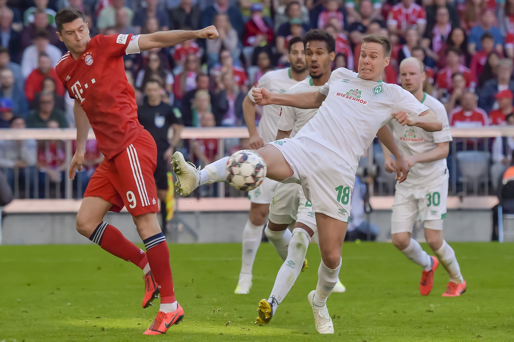 El delantero polaco del Bayern Munich, Robert Lewandowski (L), y el defensa del Bremen, Niklas Moisander, compiten por la pelota durante el partido de fútbol de la Bundesliga de la primera división alemana FC Bayern Munich vs SV Werder Bremen.Foto:AFP