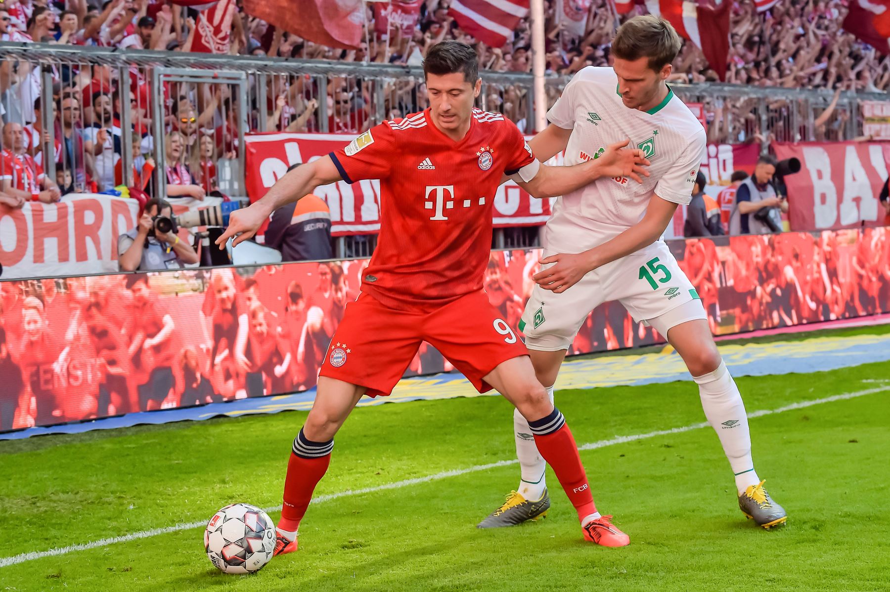 El delantero polaco del Bayern Munich, Robert Lewandowski, y el defensor alemán Bremen Langkamp lucharon por el balón durante el partido de fútbol de la Bundesliga de la primera división alemana FC Bayern Munich vs SV Werder Bremen. Foto:AFP