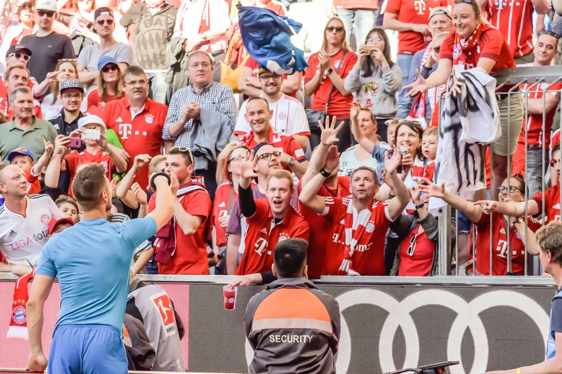 El portero alemán del Bayern Munich, Sven Ulreich, arroja su camiseta a los aficionados después del partido de fútbol de la Bundesliga alemana de primera división FC Bayern Múnich vs SV Werder Bremen .Foto: AFP