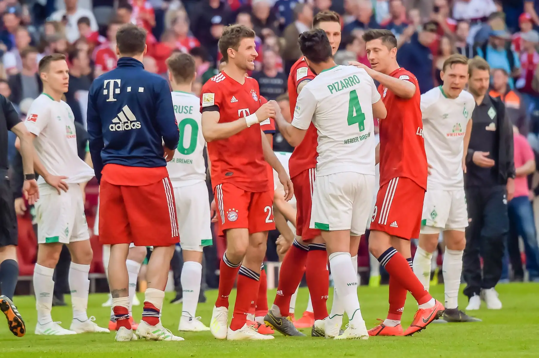El delantero alemán del Bayern Munich Thomas Mueller, el defensor alemán del Bayern Munich Niklas Suele y el delantero polaco del Bayern Munich Robert Lewandowski conversan con el delantero peruano del Bremen, Claudio Pizarro, después del partido de fútbol alemán de la Bundesliga de primera división FC Bayern Munich vs SV Werder Bremen. Foto: AFP