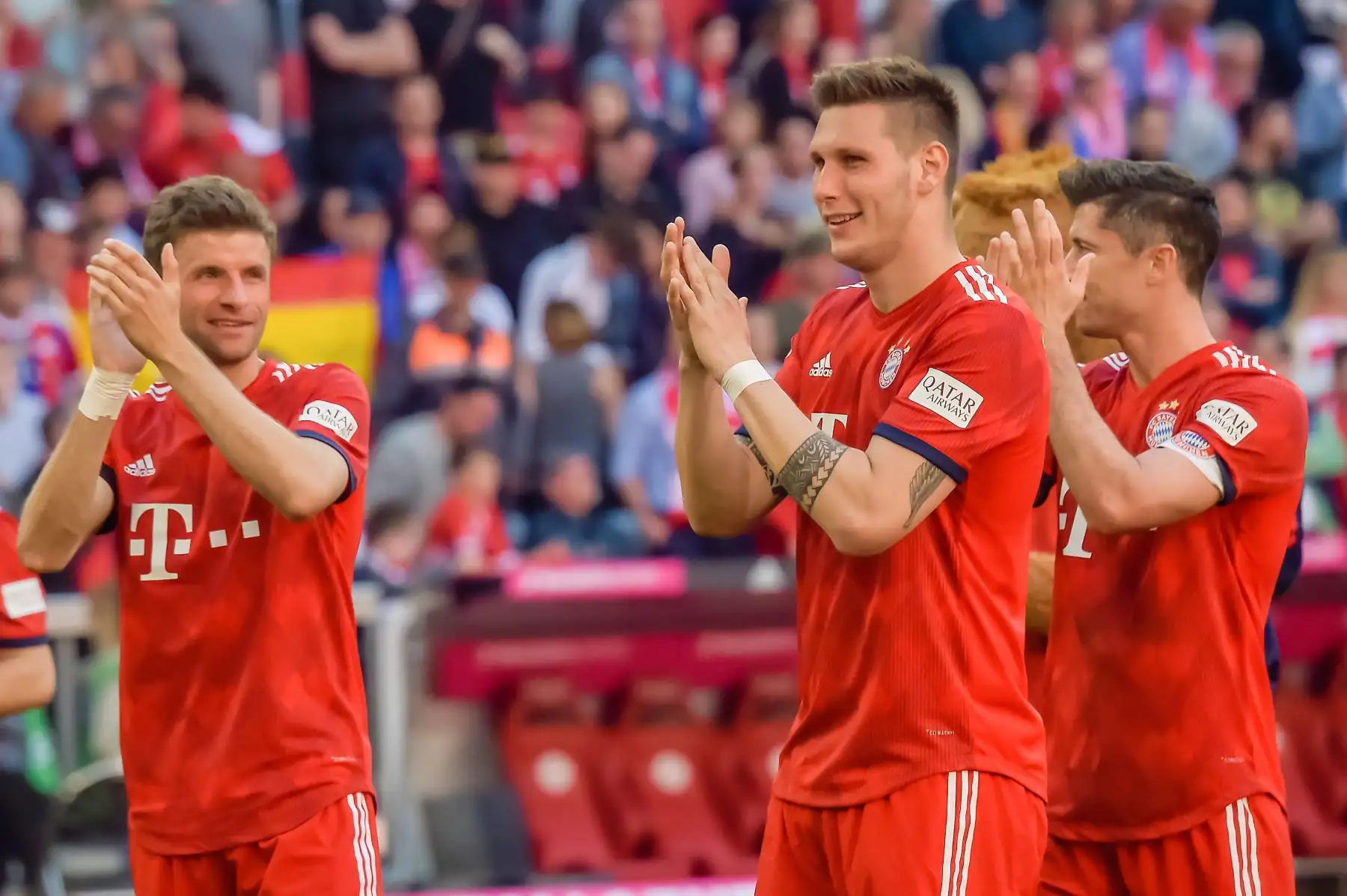 El defensor alemán de Bayern Munich, Niklas Suele, celebra con su equipo después del partido de fútbol de la Bundesliga de primera división alemana FC Bayern Munich contra SV Werder Bremen.Foto:AFP