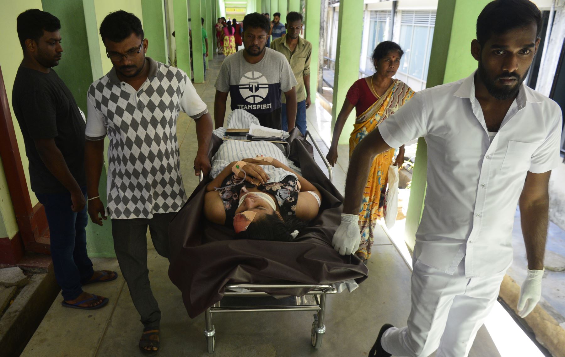 Una mujer de Sri Lanka lesionada es transportada en una camilla en un hospital después de una explosión en una iglesia en Batticaloa, al este de Sri Lanka, el 21 de abril de 2019. Una serie de ocho explosiones devastadoras ocurrieron en hoteles e iglesias de alto nivel que celebran servicios de Pascua. Sri Lanka, el 21 de abril, mató a casi 160 personas. Foto:AFP