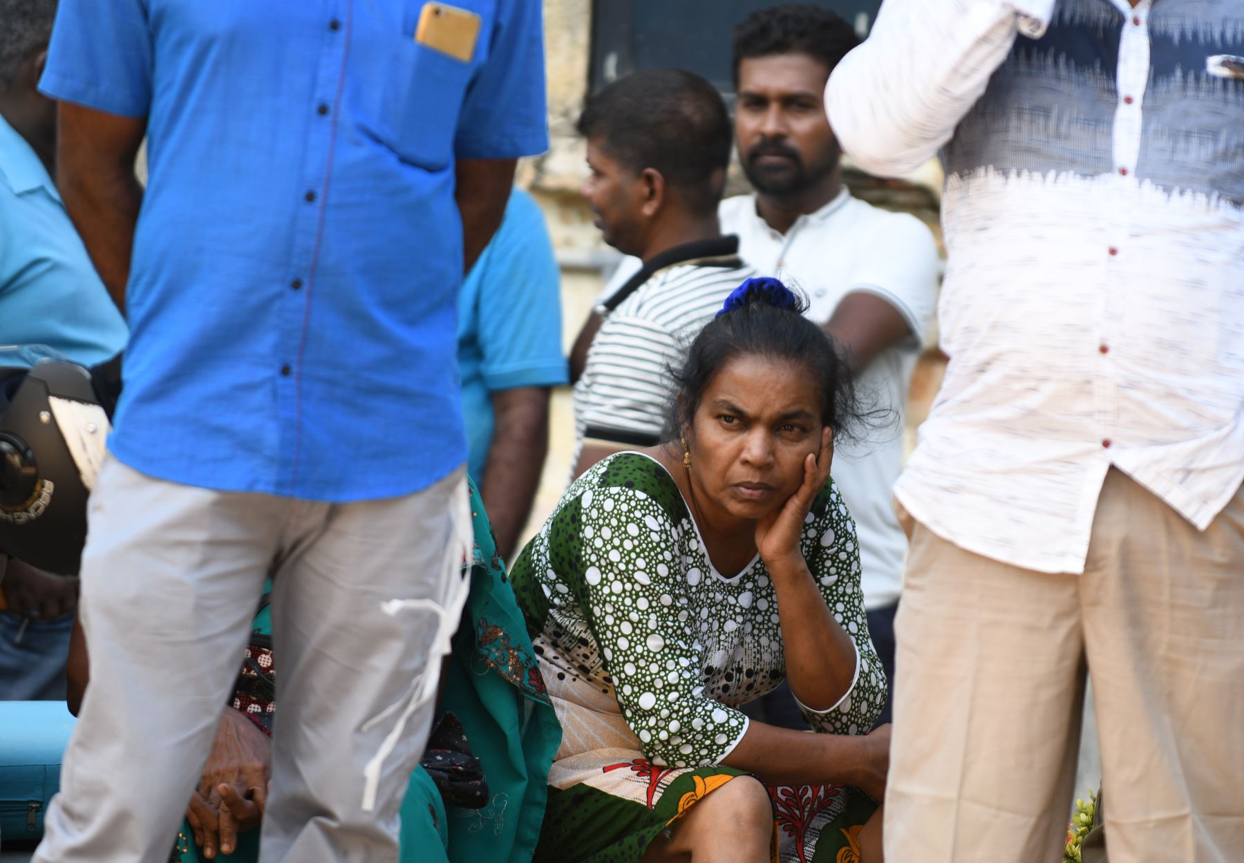 Los familiares de las víctimas de una explosión en Sri Lanka en una iglesia se sientan frente a un hospital en Batticaloa, al este de Sri Lanka, el 21 de abril de 2019. Una serie de ocho explosiones de bombas devastadoras arrasaron hoteles y iglesias de alto nivel que celebran servicios de Pascua en Sri Lanka. Foto:AFP