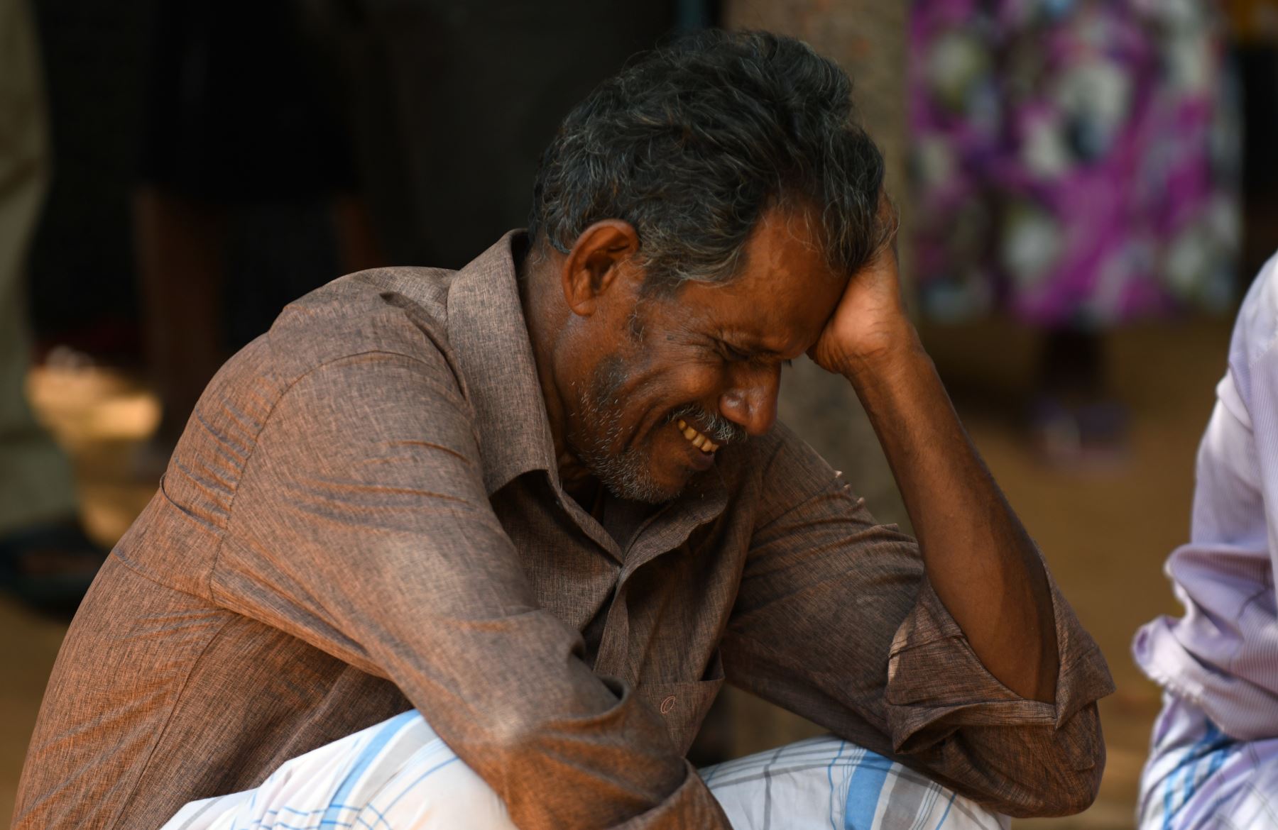 Un pariente de una víctima de una explosión en una iglesia de Sri Lanka llora frente a un hospital en Batticaloa, al este de Sri Lanka. Una serie de ocho explosiones de bombas devastadoras ocurrieron en hoteles e iglesias de alto nivel que celebran servicios de Pascua en Sri Lanka.Foto:aAFP