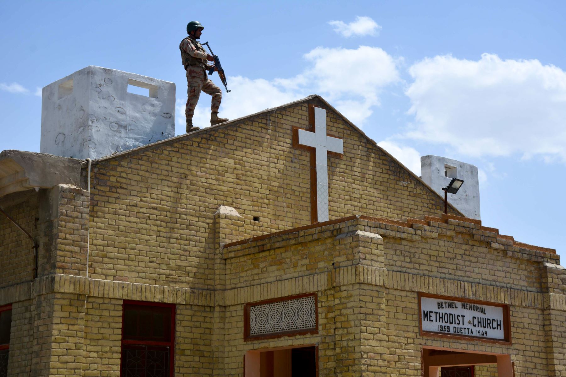 Un soldado pakistaní hace guardia en el techo de una Iglesia Metodista durante el servicio de Pascua en Quetta . Una serie de ocho explosiones de bombas devastadoras arrasaron hoteles e iglesias de alto nivel que celebraban servicios de Pascua en Sri Lanka.Foto:AFP