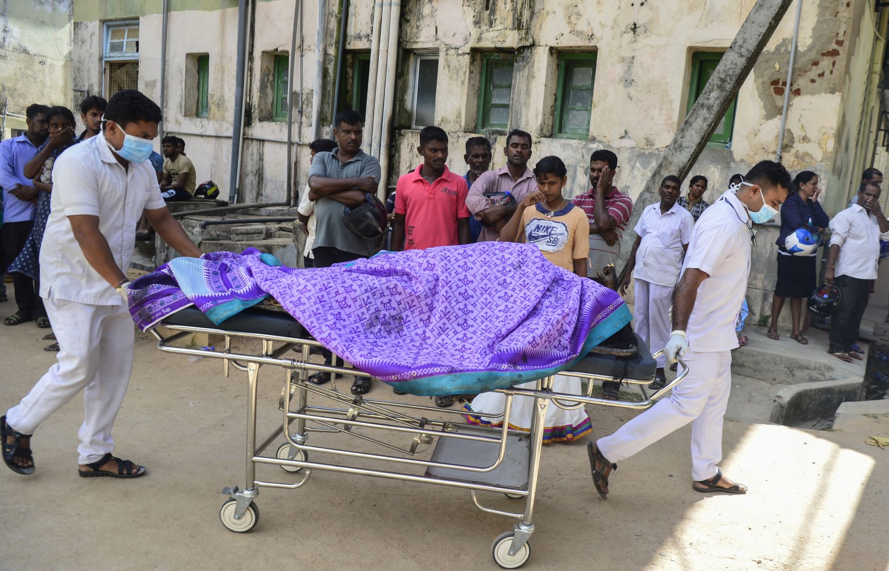 Trabajadores del hospital de Sri Lanka transportan un cadáver en un carro en la morgue de un hospital luego de una explosión en una iglesia en Batticaloa, al este de Sri Lanka. Foto:AFP