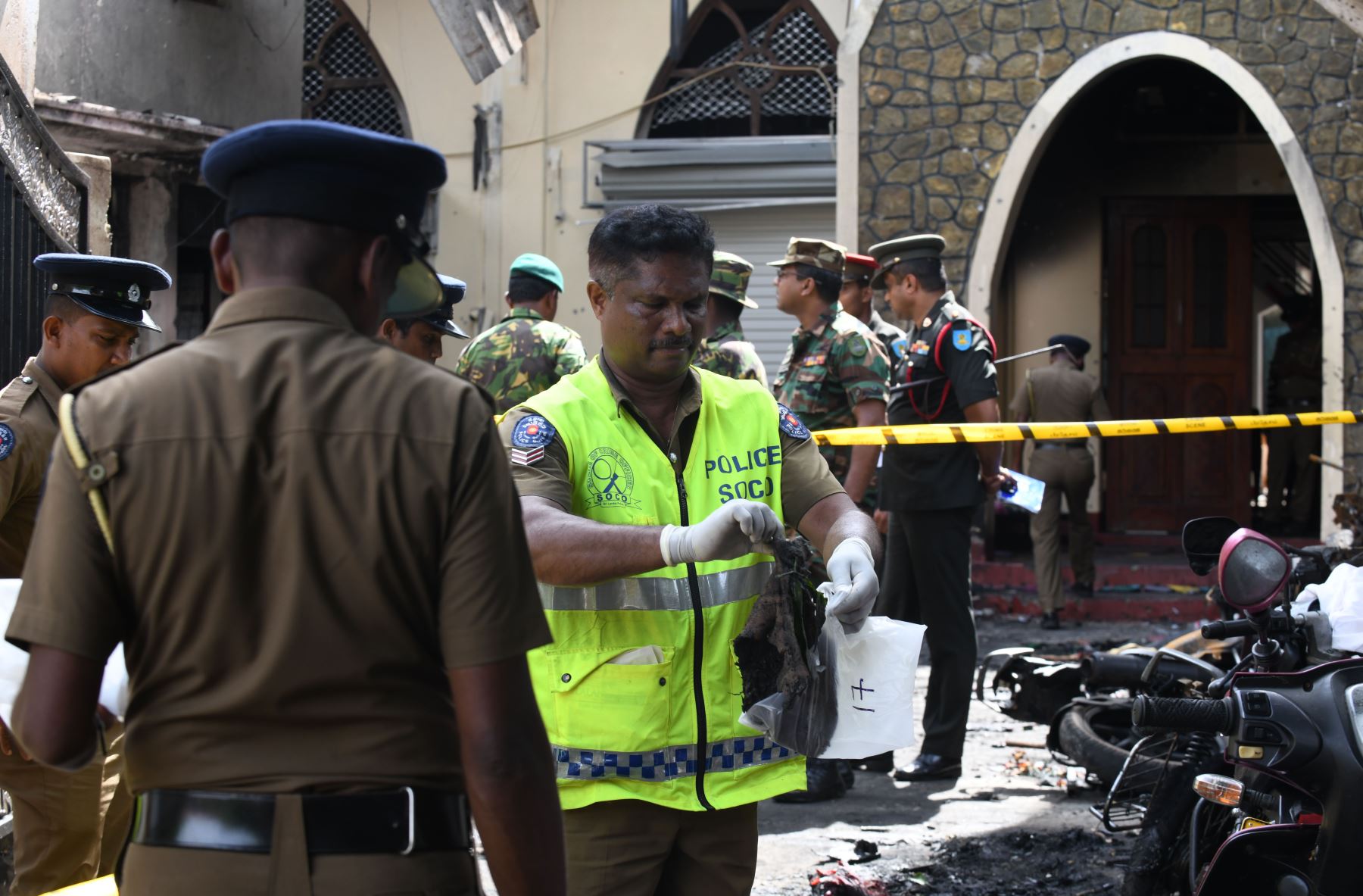 Personal de seguridad y los investigadores de la policía de Sri Lanka observan los escombros que se encuentran fuera de la Iglesia de Sión después de una explosión en Batticaloa, al este de Sri Lanka. Foto:AFP