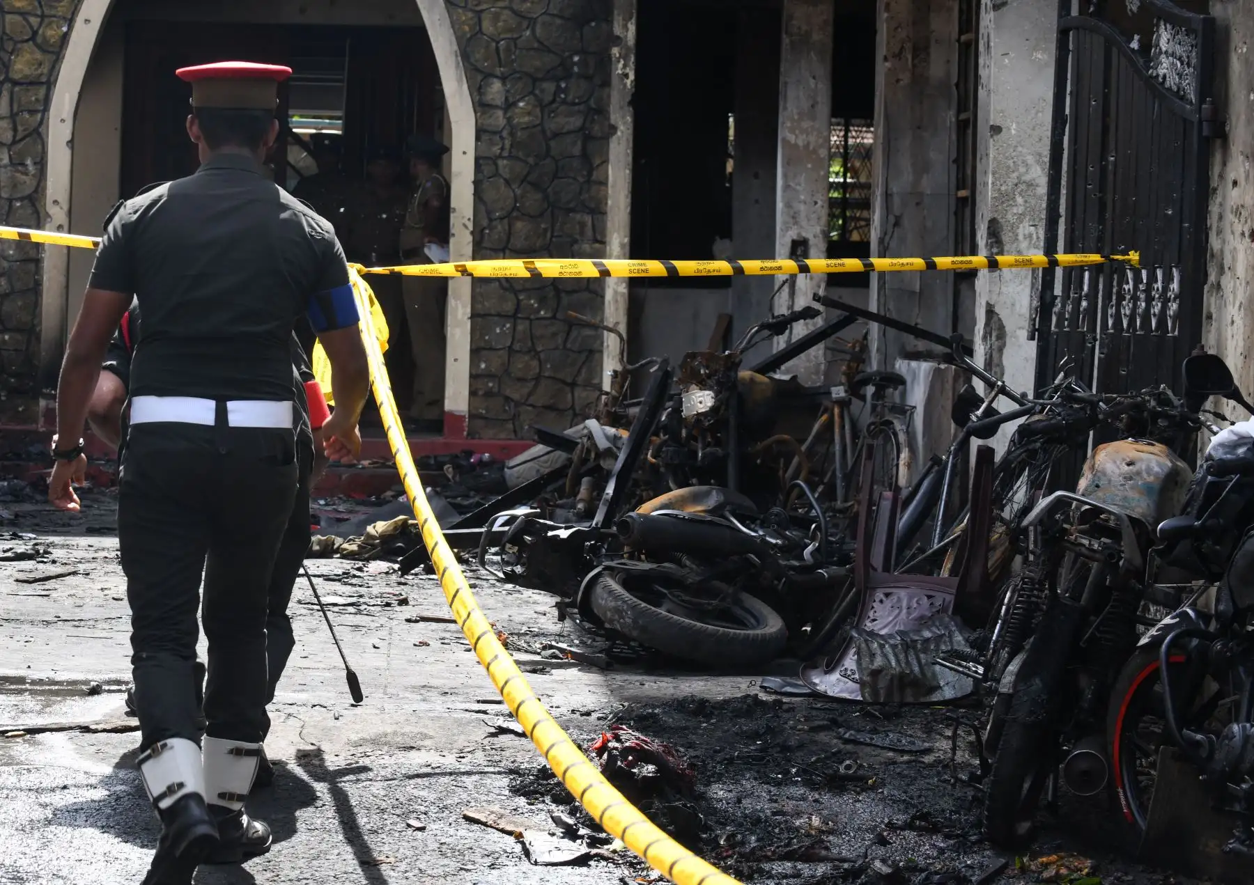 El personal de seguridad de Sri Lanka pasa junto a los escombros a las afueras de la Iglesia de Sión luego de una explosión en Batticaloa, al este de Sri Lanka.Foto:AFP