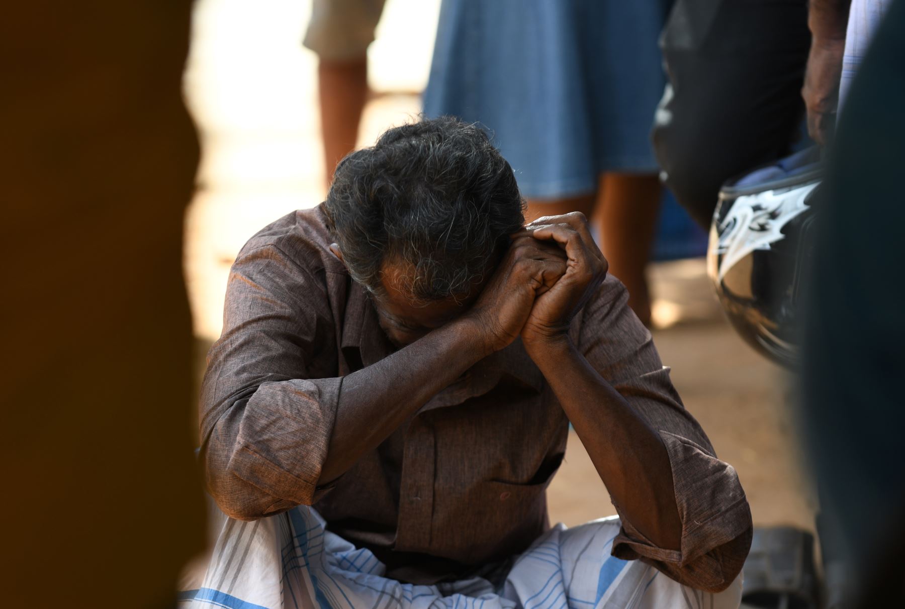 Un pariente de una víctima de una explosión en una iglesia de Sri Lanka llora frente a un hospital en Batticaloa, al este de Sri Lanka.Foto.AFP