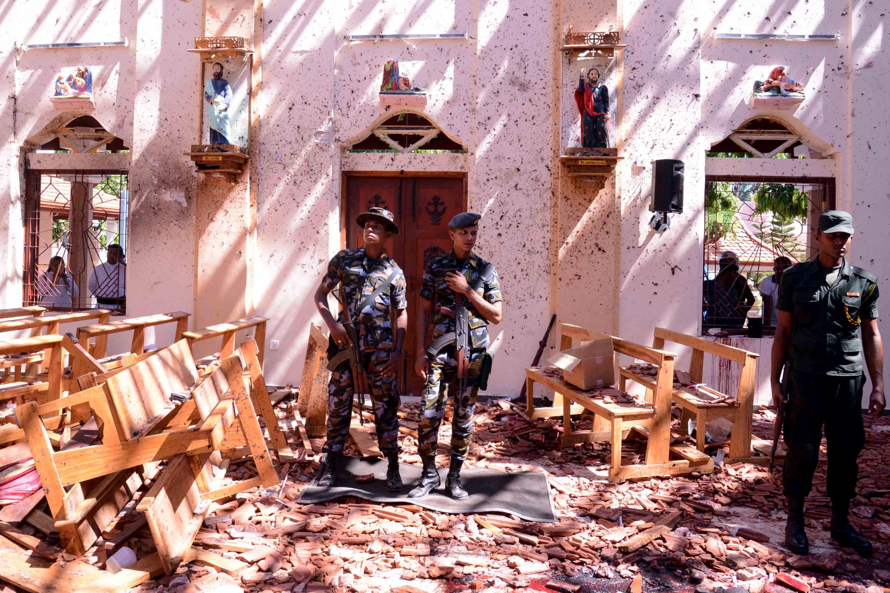 Los soldados de Sri Lanka observan el interior de la Iglesia de San Sebastián en Katuwapitiya en Negombo,  luego de una explosión de bomba durante el servicio de Pascua que mató a decenas de personas.Foto:AFP