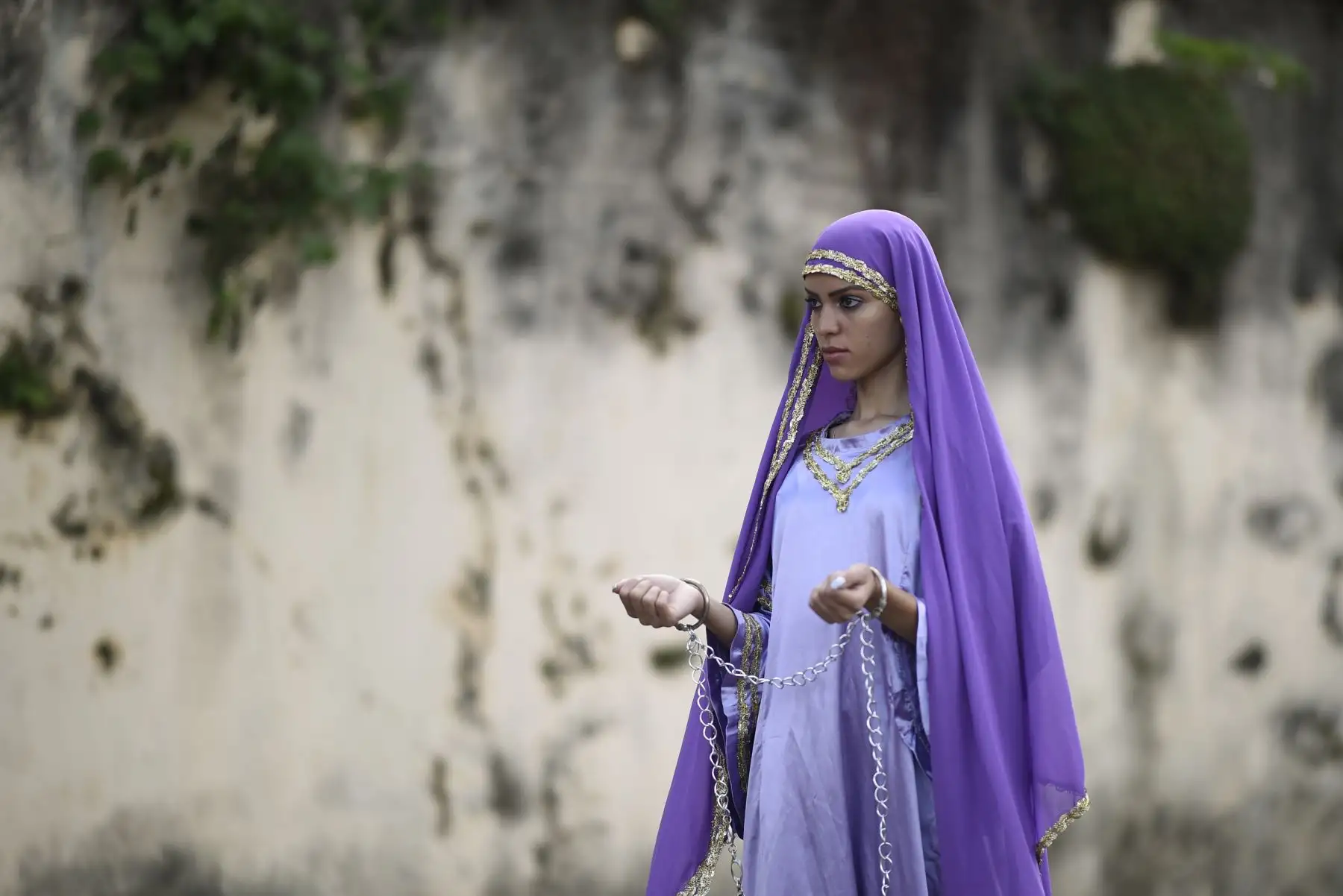 Un católico camina sobre una alfombra de aserrín durante una procesión de Pascua que representa la resurrección de Cristo, en la histórica ciudad brasileña de Ouro Preto, estado de Minas Gerais.Foto:AFP