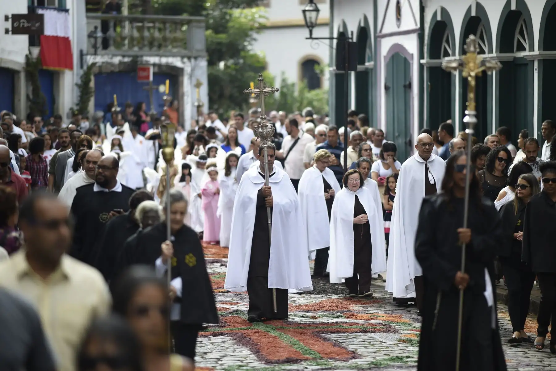 Los católicos caminan sobre una alfombra de aserrín durante una procesión de Semana Santa que representa la resurrección de Cristo, en la histórica ciudad brasileña de Ouro Preto, estado de Minas Gerais.Foto:AFP