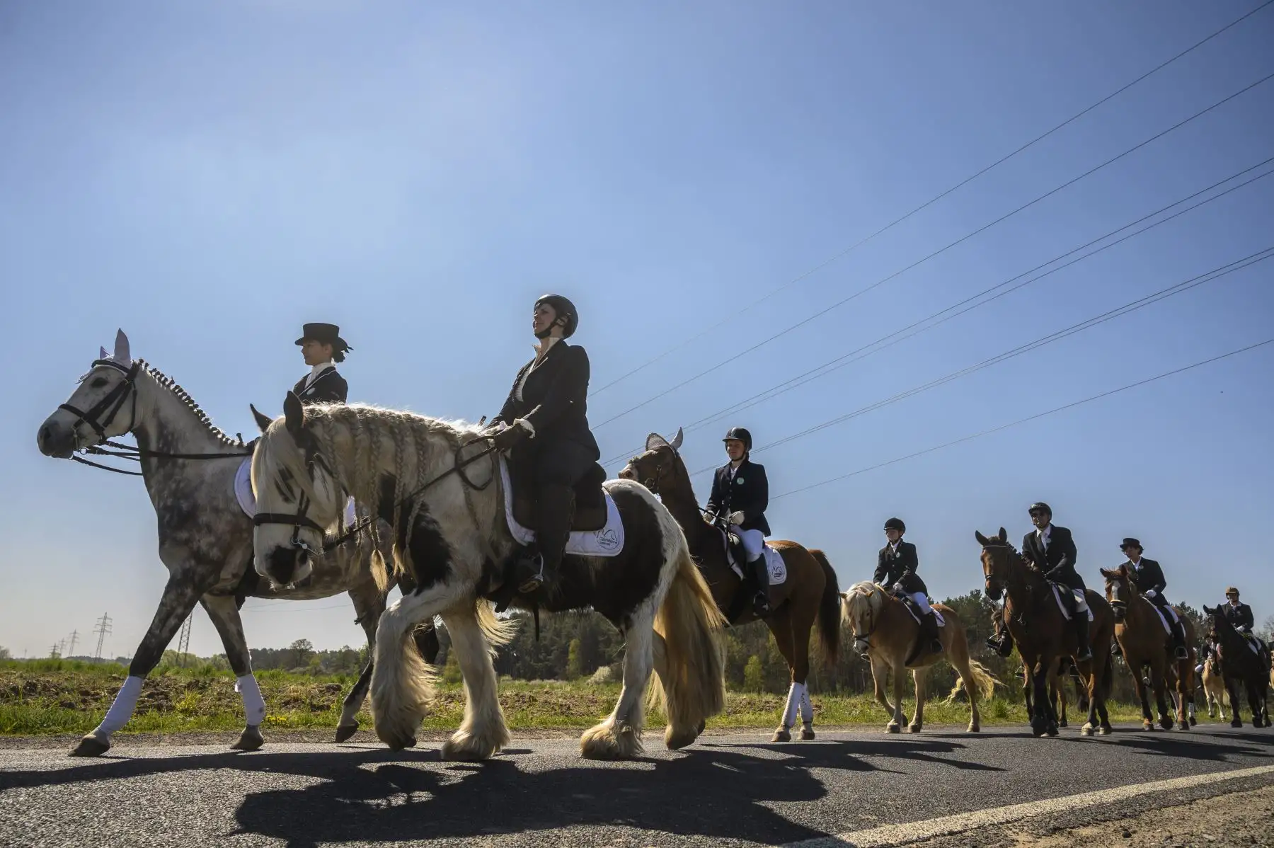 Los participantes viajan por el campo entre las aldeas de Klein Radden y Ragow, en el este de Alemania, durante una tradicional cabalgata de Pascua . La cabalgata de Pascua, un antiguo ritual religioso que implica una procesión a caballo, se remonta al siglo XVI y lleva Lugar en las zonas sorbias del este de Alemania.Foto:AFP