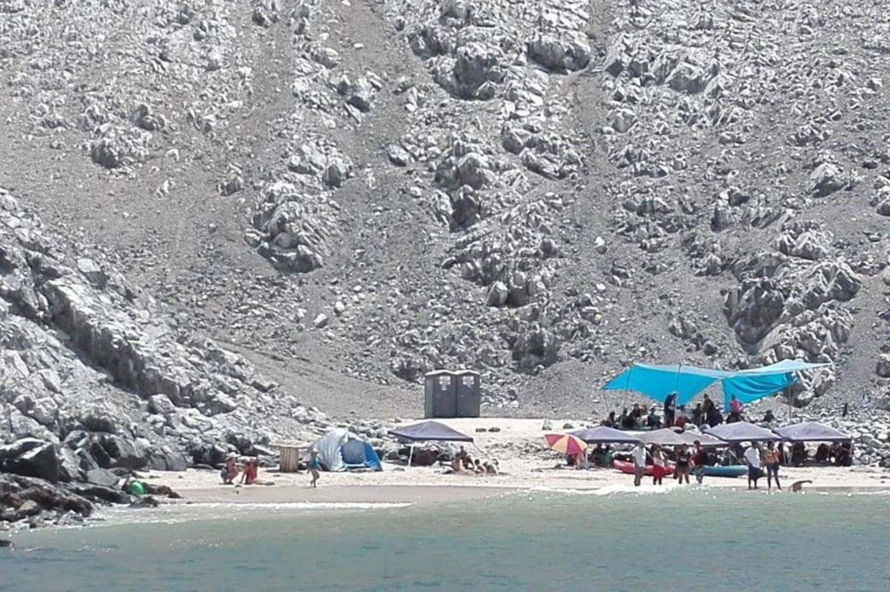 La Municipalidad Provincial del Santa instaló baños químicos portátiles en la playa Las Conchuelas de la isla Blanca de Chimbote, región Áncash.