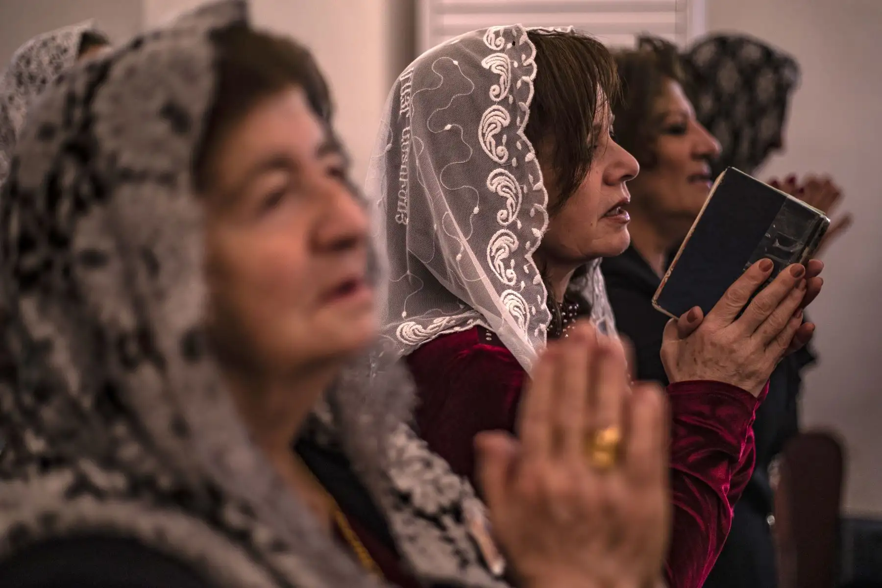Cristianos ortodoxos armenios asisten a la misa de Pascua en una iglesia en la ciudad controlada por los kurdos de Qamishli en el noreste de Siria.Foto:AFP