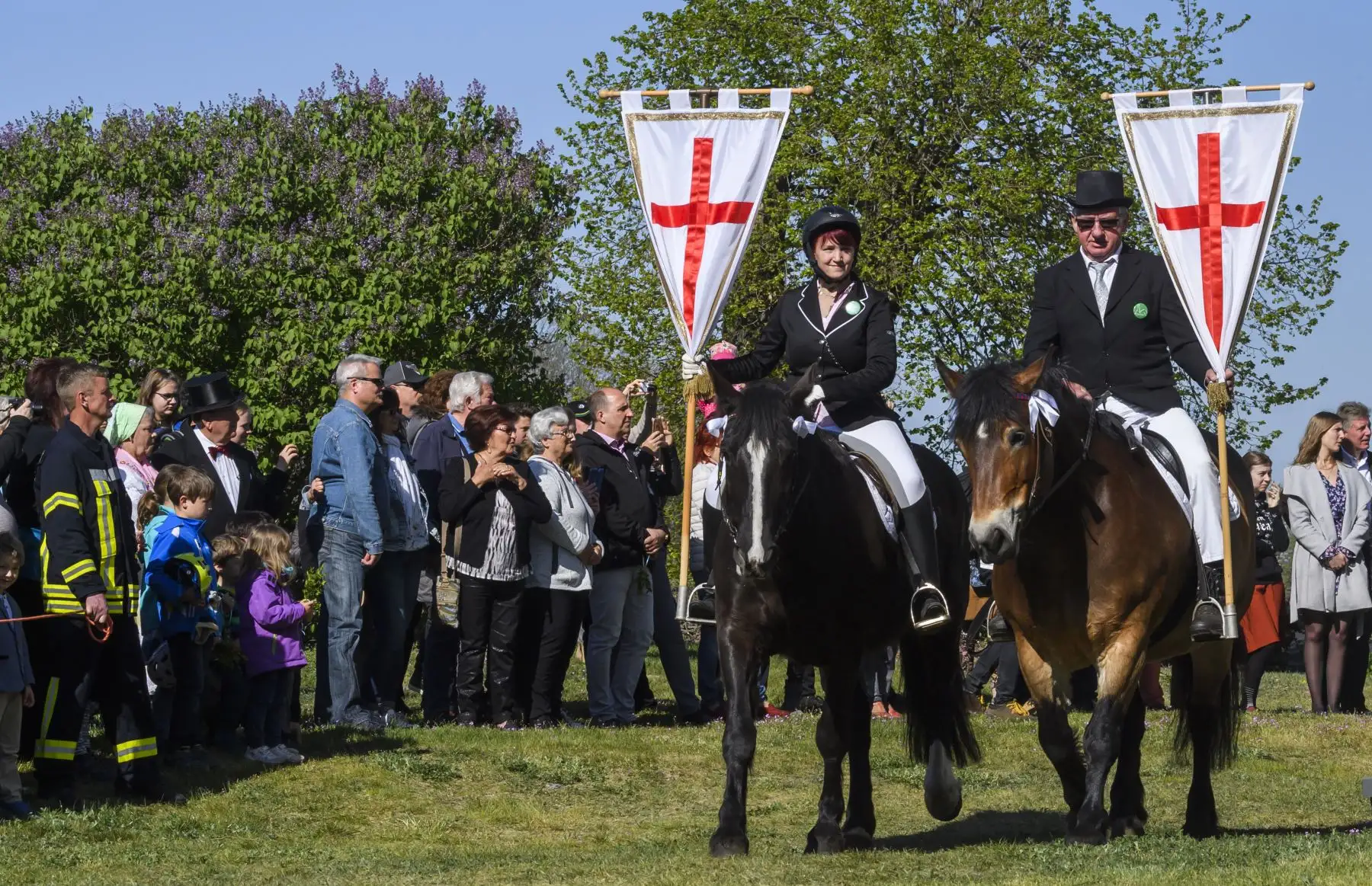 Los participantes, con pancartas con una cruz, montan sus caballos alrededor de la iglesia durante una tradicional cabalgata de Pascua  en Zerkwitz, al este de Alemania. La cabalgata de Pascua, un antiguo ritual religioso que involucra una procesión a caballo, se remonta al siglo XVI y se lleva a cabo en las zonas sorbias del este de Alemania. Foto:AFP