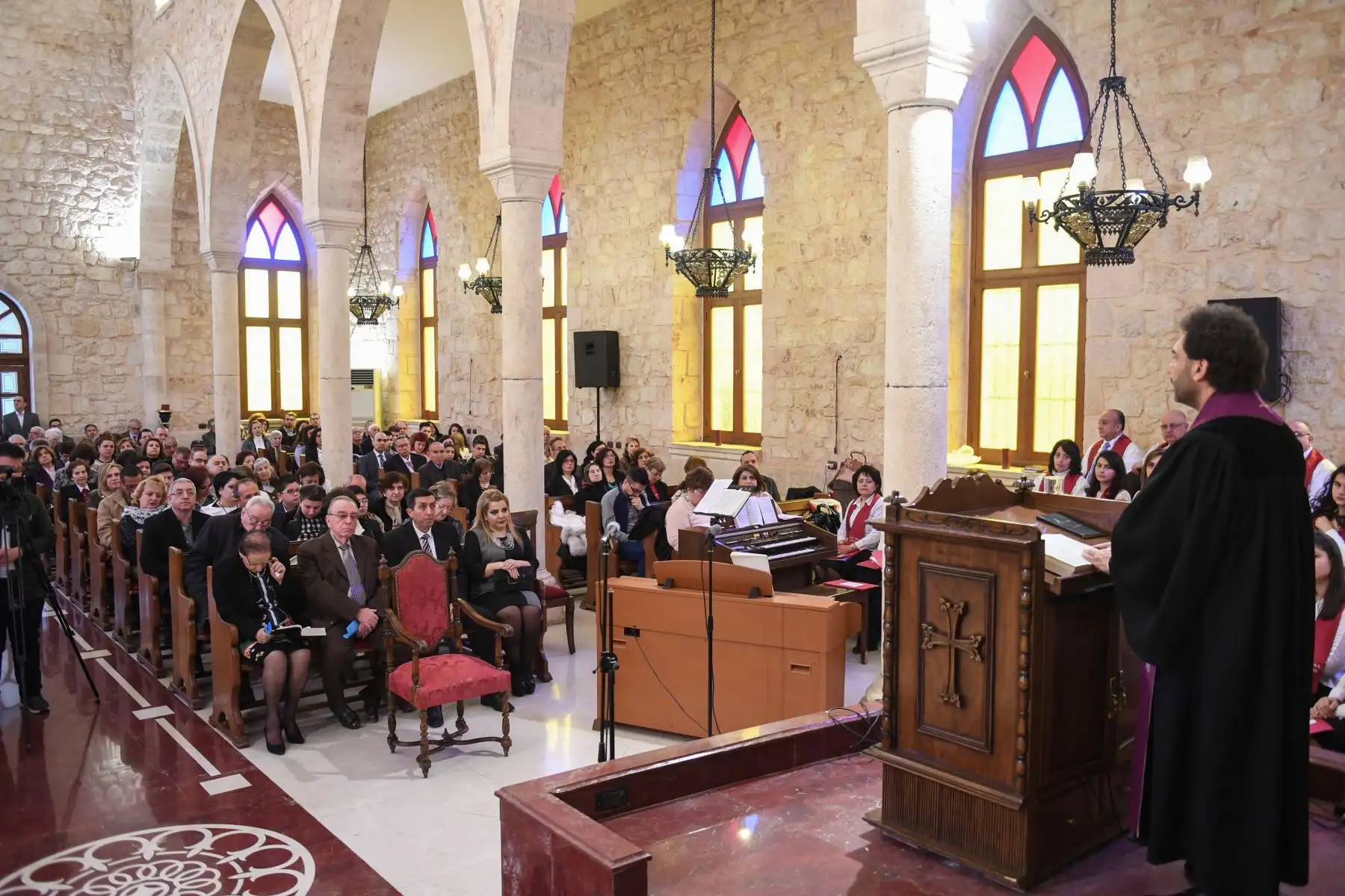 Protestantes armenios sirios asisten a la misa de Pascua en una iglesia en la ciudad de Alepo, en el norte de Siri.Foto: AFP