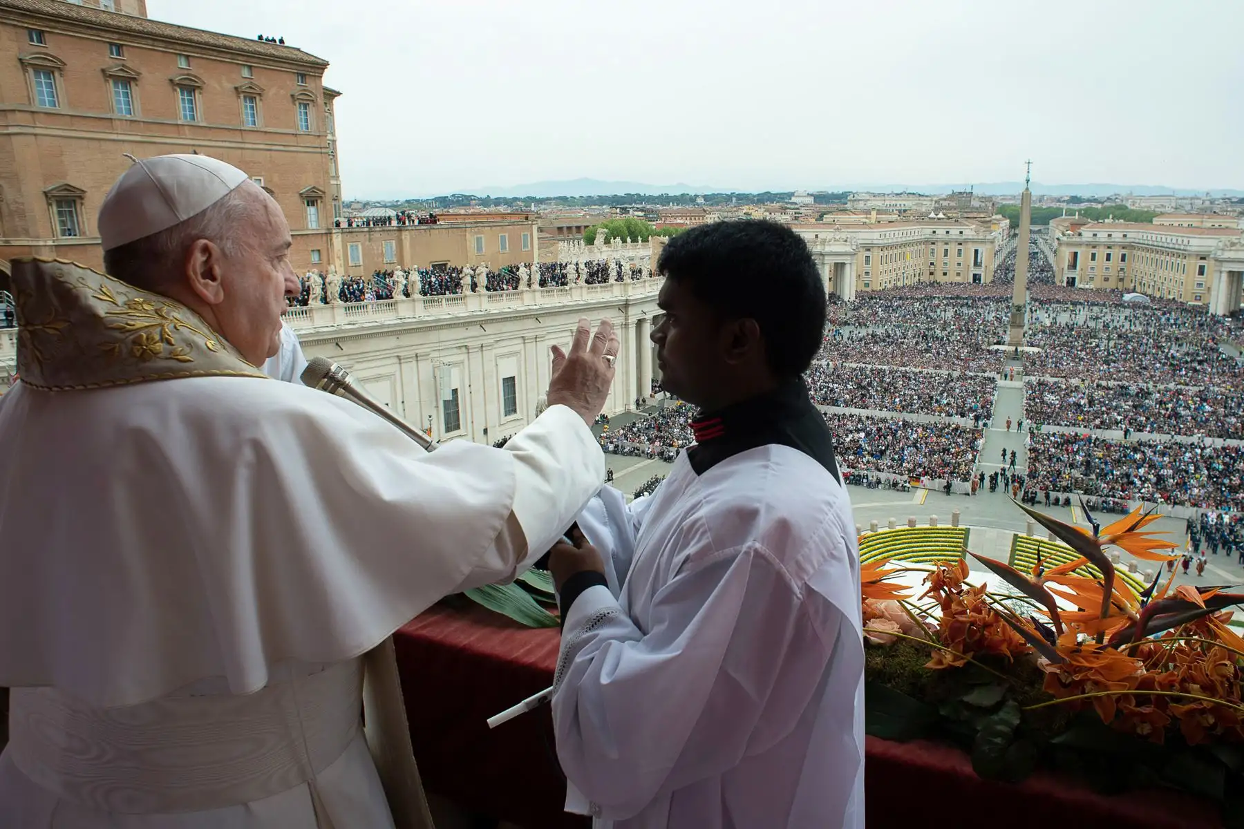 Papa Francisco entregando la bendición "Urbi et Orbi" a la ciudad y al mundo desde el balcón de la basílica de San Pedro después de la misa del domingo de Pascua en el Vaticano. Foto: Oficina de prensa de Vaticano