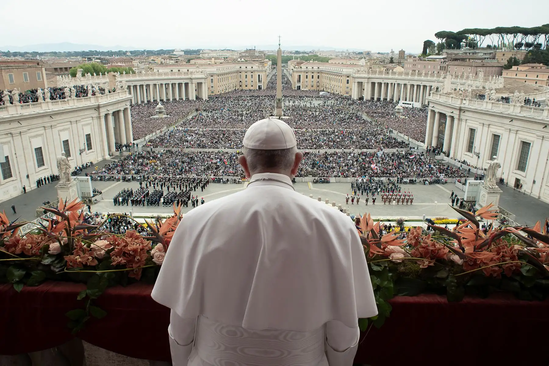 Papa Francisco entregando la bendición "Urbi et Orbi" a la ciudad y al mundo desde el balcón de la basílica de San Pedro después de la misa del domingo de Pascua.Foto: Difusión