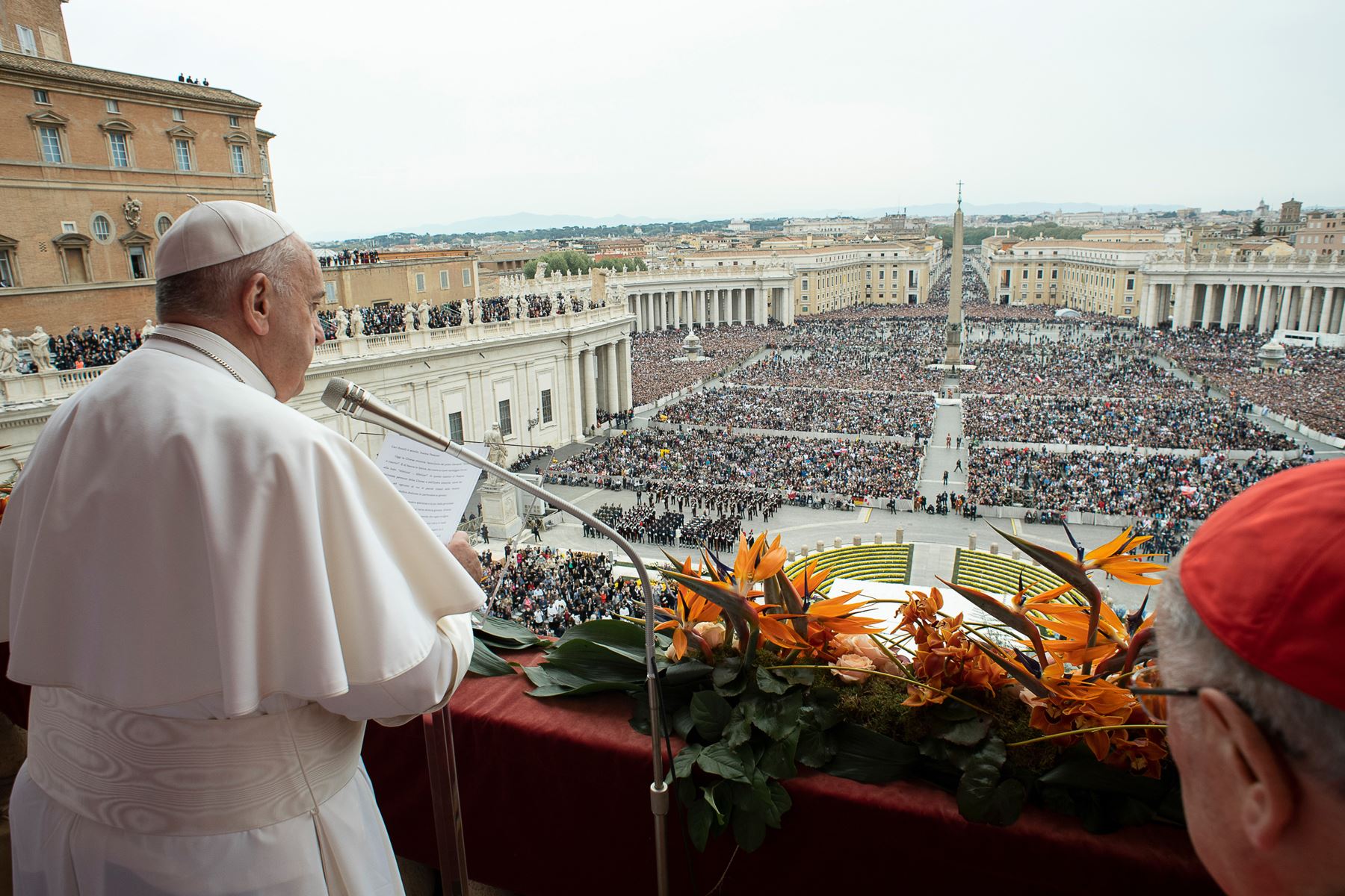 Papa Francisco entregando la bendición "Urbi et Orbi" a la ciudad y al mundo desde el balcón de la basílica de San Pedro después de la misa del domingo de Pascua.
Foto: Oficina de prensa del Vaticano