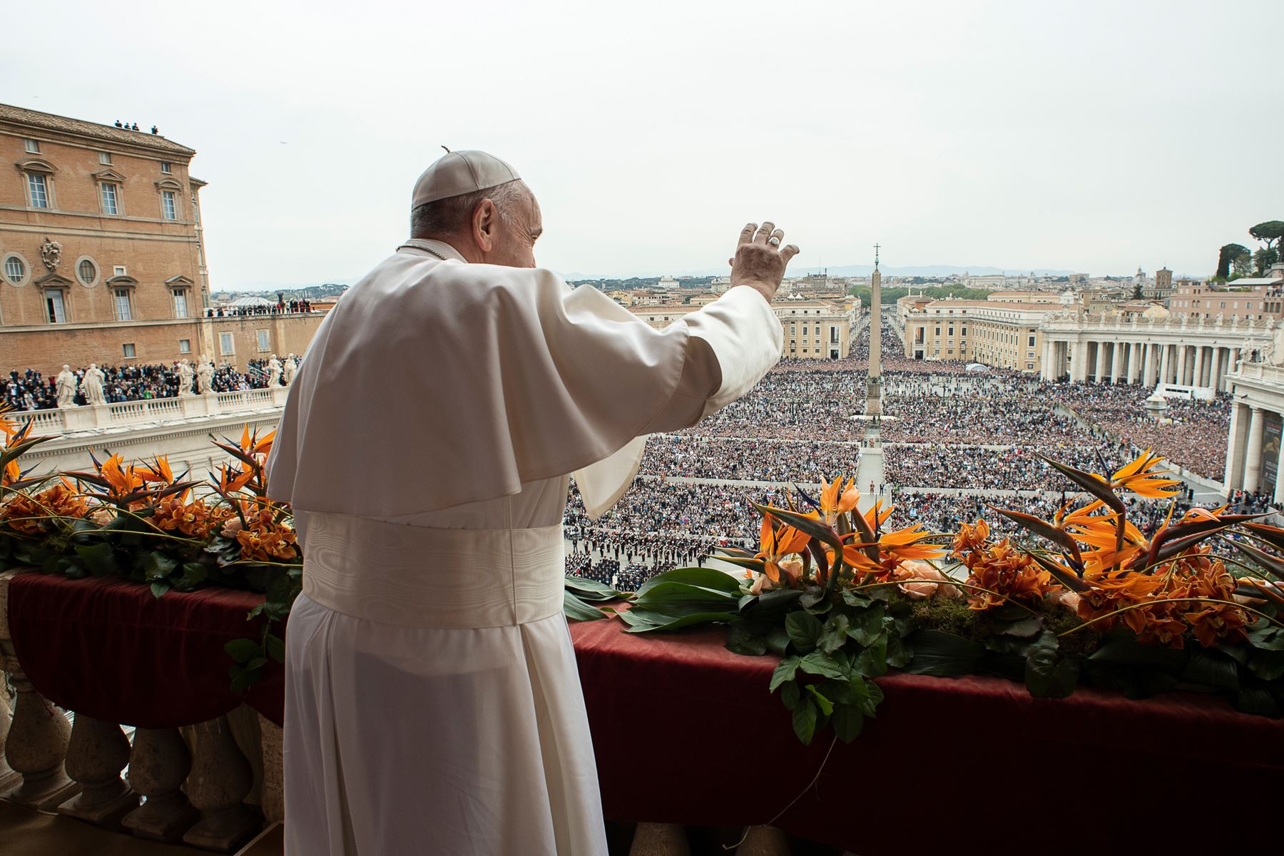 Papa Francisco entregando la bendición "Urbi et Orbi" a la ciudad y al mundo desde el balcón de la basílica de San Pedro después de la misa del domingo de Pascua.
Foto: Oficina de prensa del Vaticano