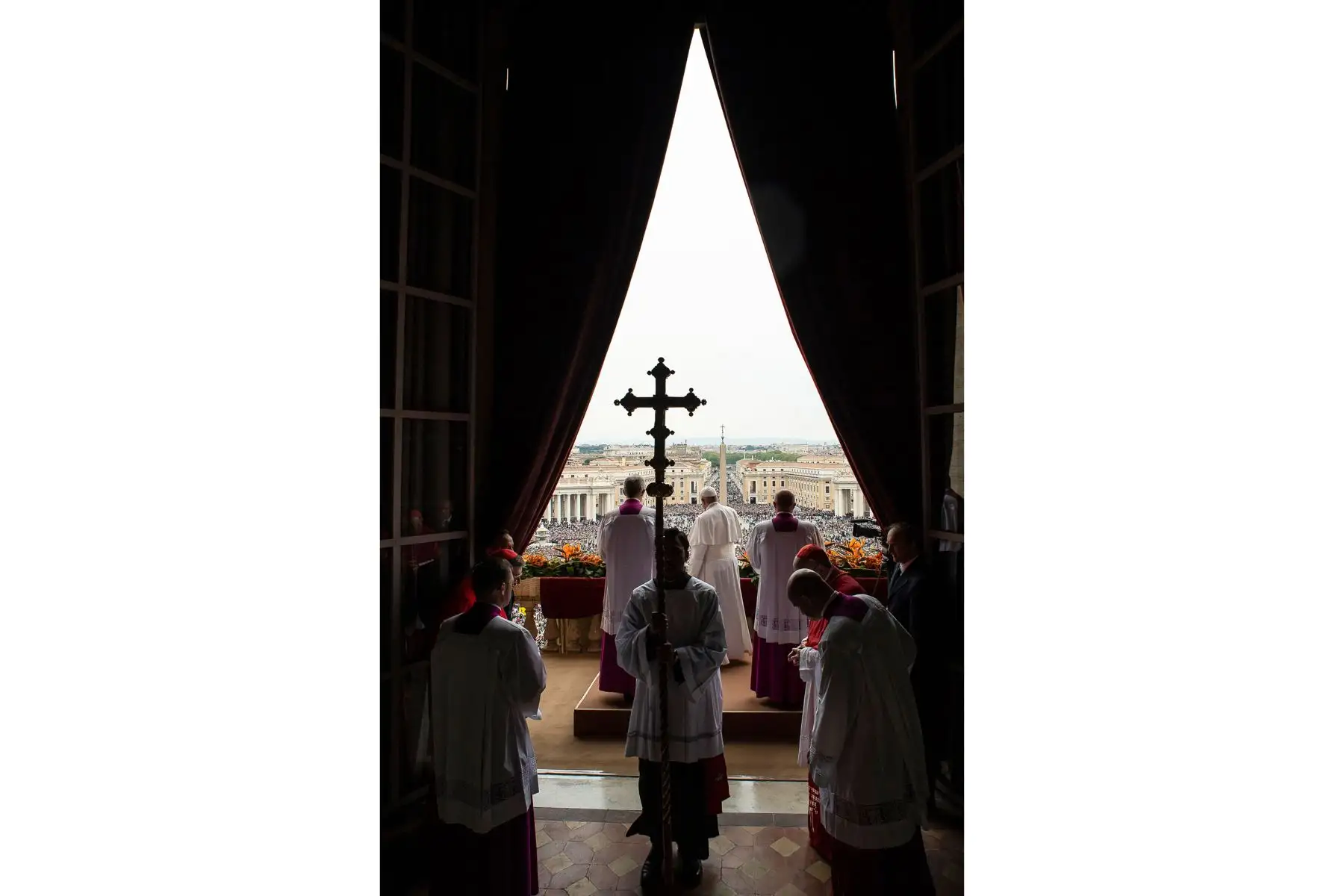 Papa Francisco entregando la bendición "Urbi et Orbi" a la ciudad y al mundo desde el balcón de la basílica de San Pedro después de la misa del domingo de Pascua.
Foto: Oficina de prensa del Vaticano