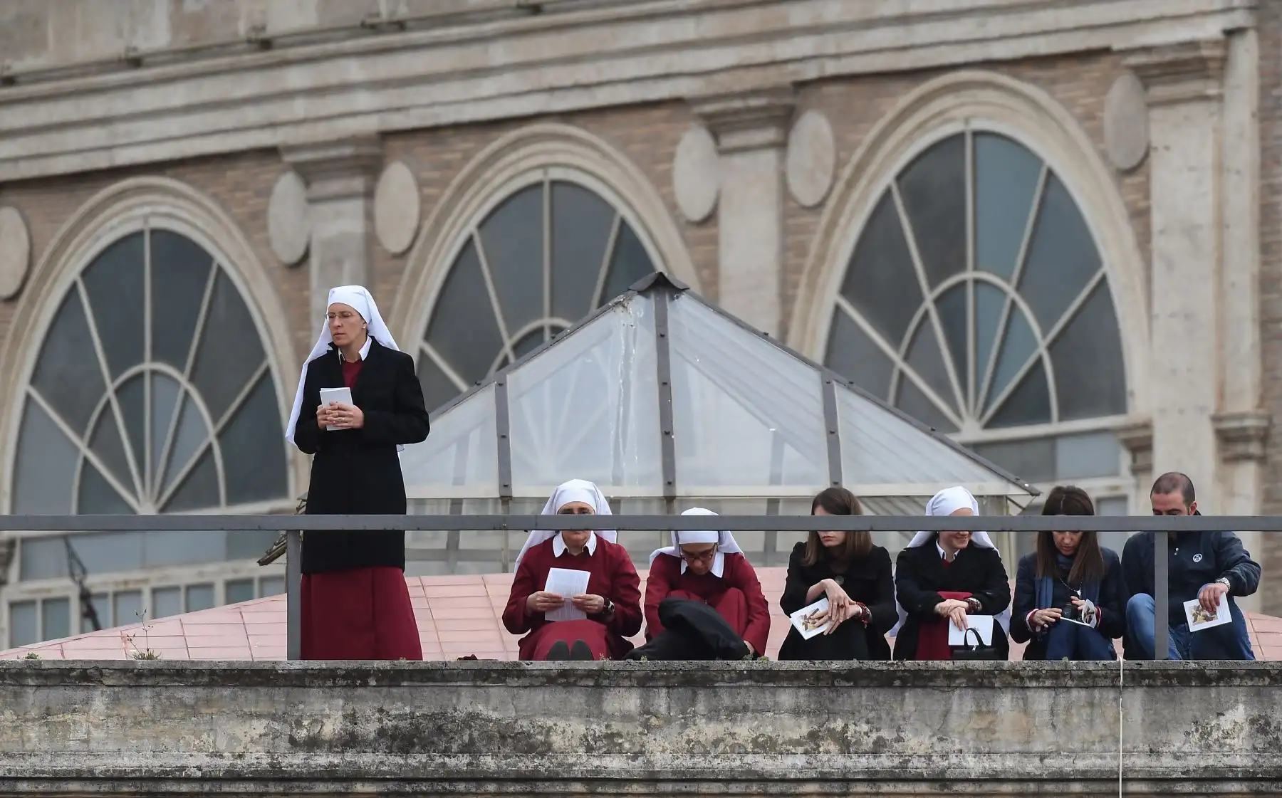 Papa Francisco entregando la bendición "Urbi et Orbi" a la ciudad y al mundo desde el balcón de la basílica de San Pedro después de la misa del domingo de Pascua.
Foto: Oficina de prensa del Vaticano