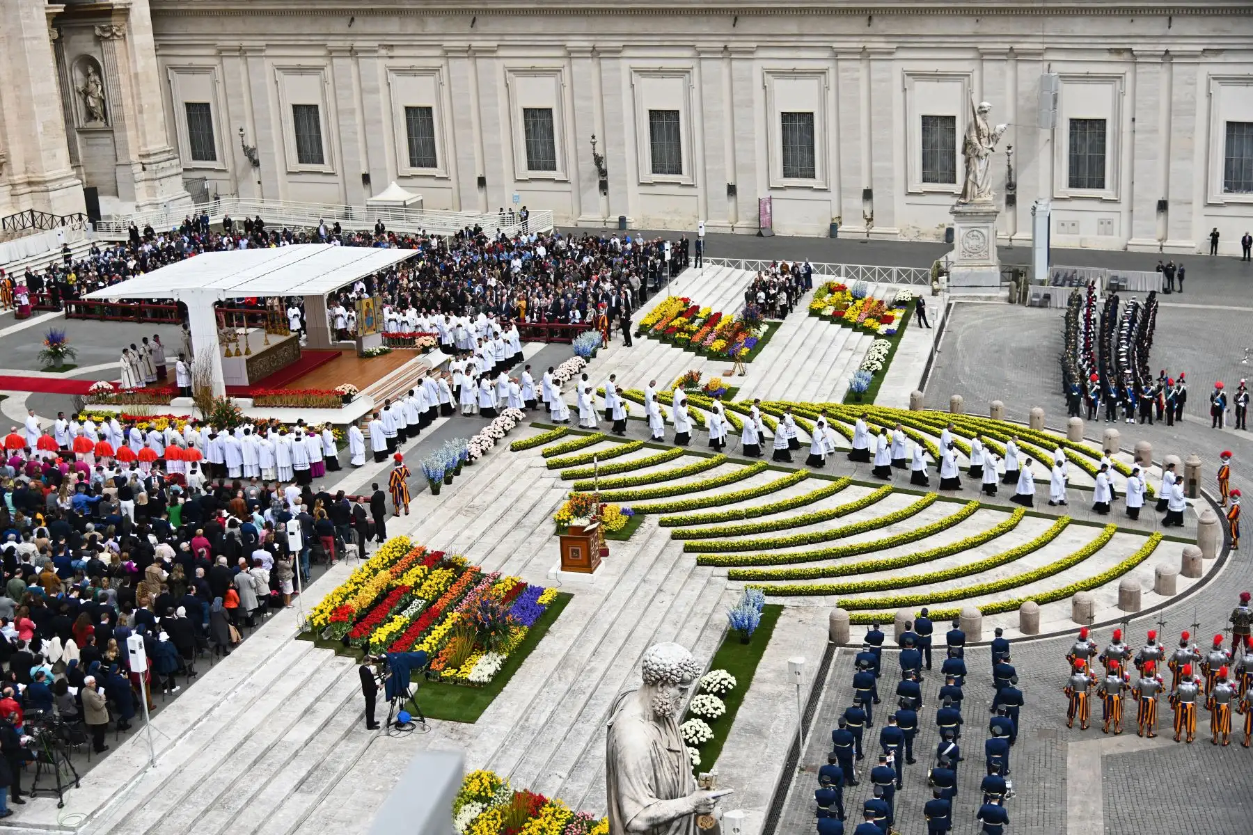 Papa Francisco celebra misa en Vaticano.Los cristianos de todo el mundo están celebrando la Semana Santa, conmemorando la crucifixión de Jesucristo, que lleva a su resurrección en la Pascua.
Foto: AFP