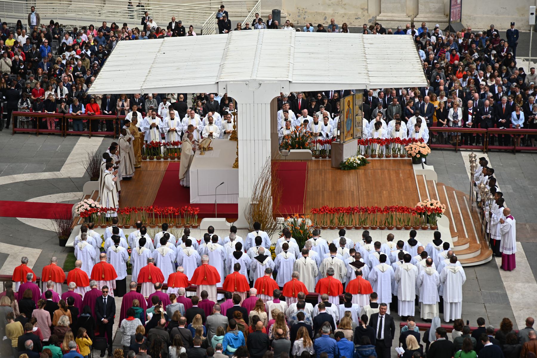 Papa Francisco celebra misa en Vaticano.Los cristianos de todo el mundo están celebrando la Semana Santa, conmemorando la crucifixión de Jesucristo, que lleva a su resurrección en la Pascua.
Foto: AFP