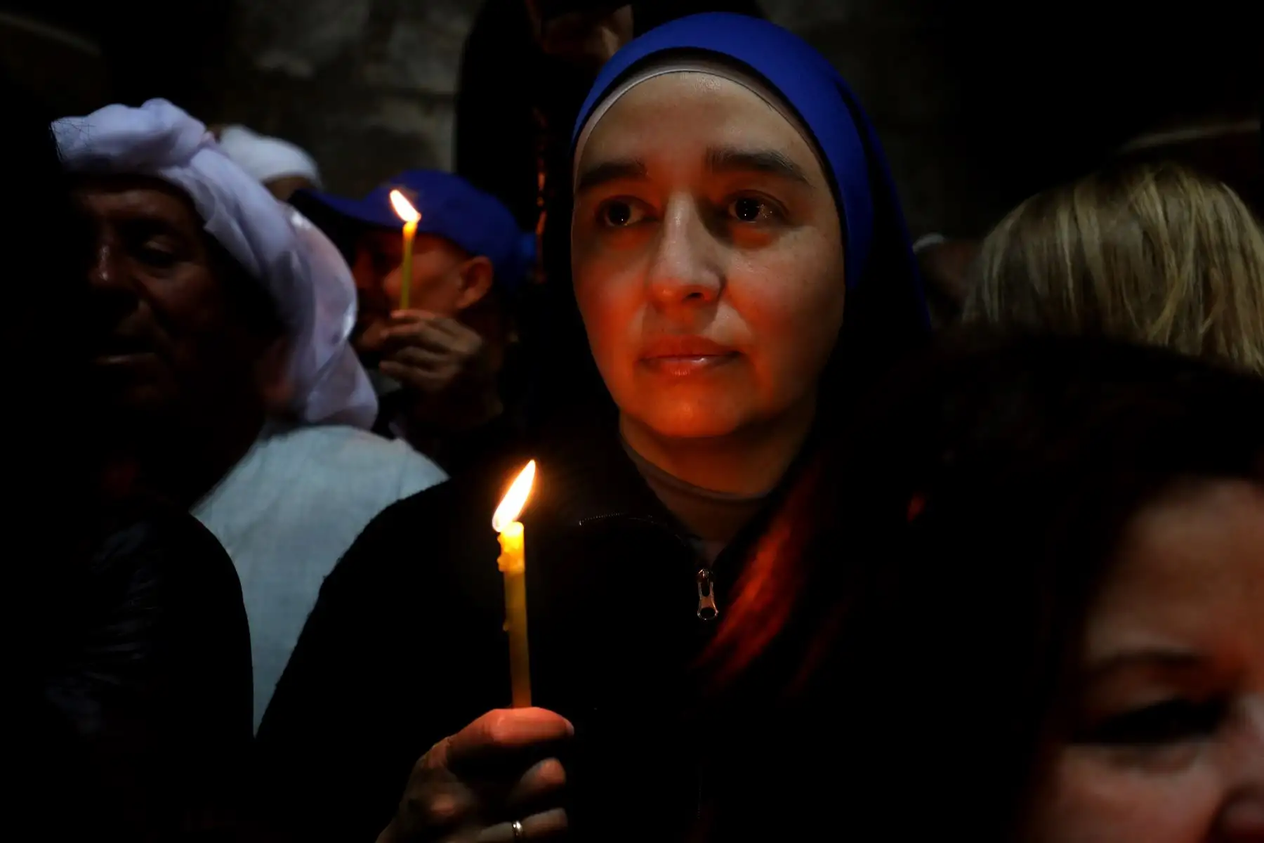 Una monja católica romana ora durante la procesión del domingo de Pascua en la Iglesia del Santo Sepulcro en la Ciudad Vieja de Jerusalén . Cientos de peregrinos se presentaron en la Iglesia del Santo Sepulcro de Jerusalén, el sitio tradicional de la resurrección de Jesús, para las celebraciones de Pascua.Foto : AFP