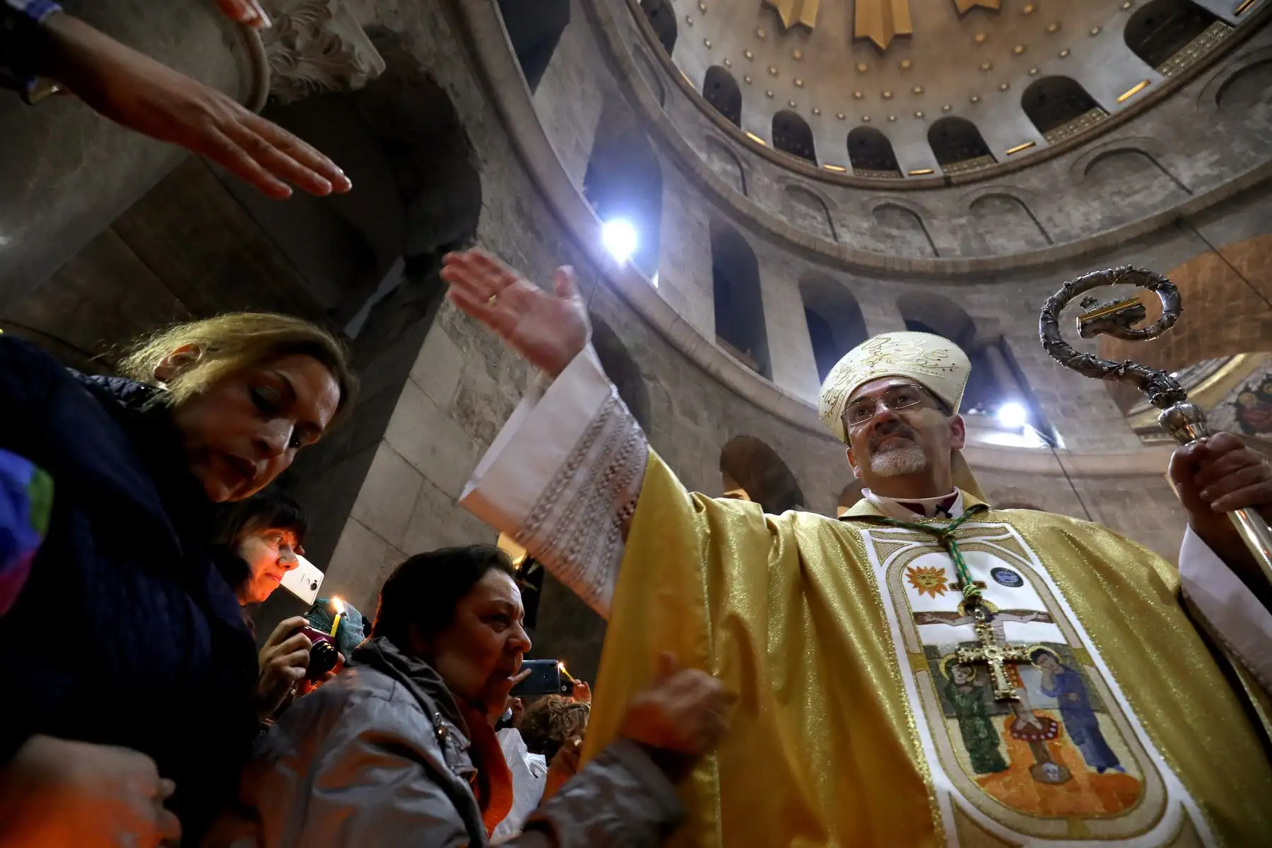 El administrador apostólico del patriarca latino de Jerusalén, Pierbattista Pizaballa (R), dirige la procesión del domingo de Pascua en la Iglesia del Santo Sepulcro en la Ciudad Vieja de Jerusalén.
Foto:AFP