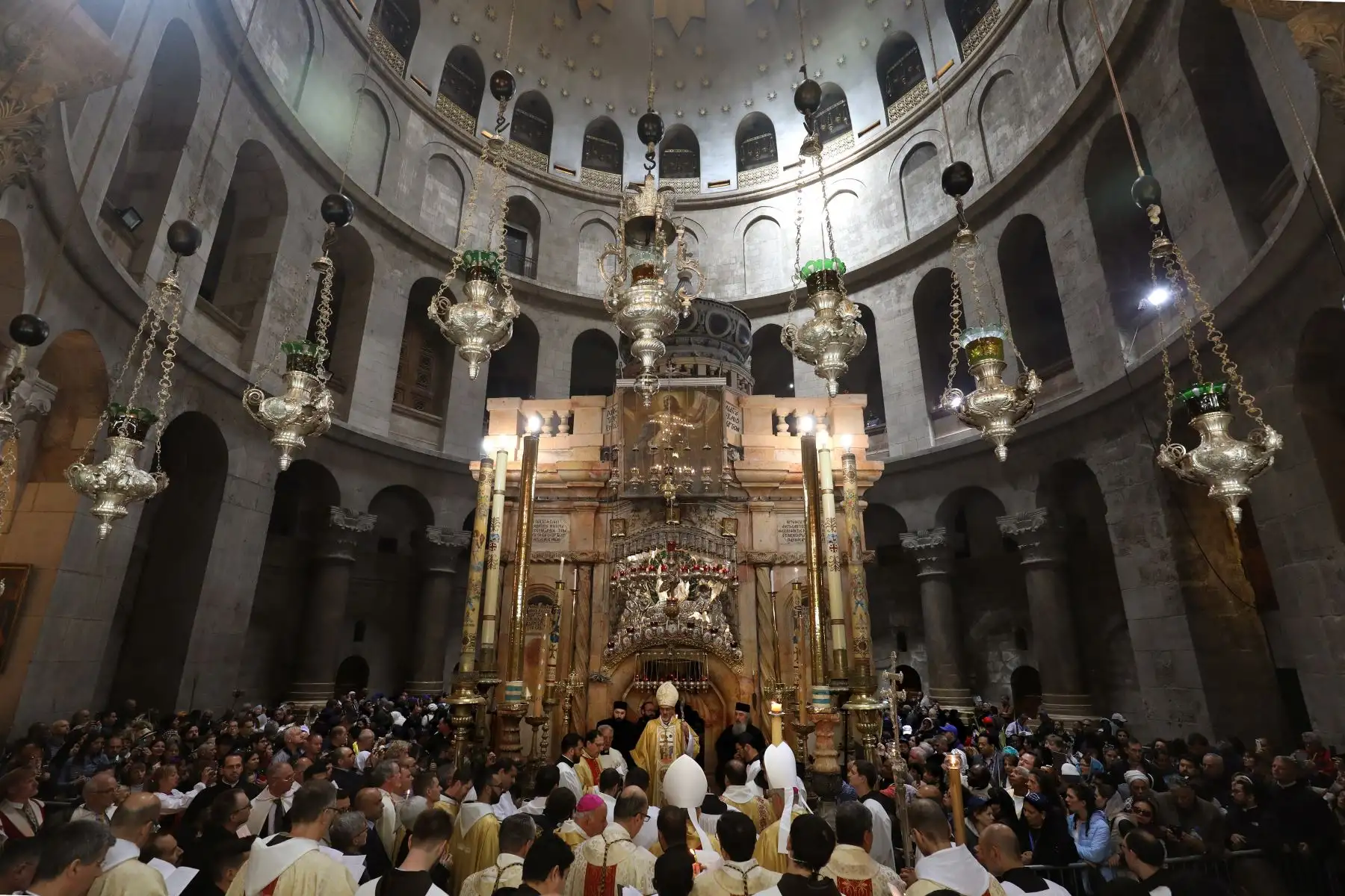 El administrador apostólico del patriarca latino de Jerusalén, Pierbattista Pizaballa (C), dirige la procesión del domingo de Pascua en la Iglesia del Santo Sepulcro en la ciudad vieja de Jerusalén. Cientos de peregrinos se presentaron a la Iglesia del Santo Sepulcro de Jerusalén, Sitio tradicional de la resurrección de Jesús, para celebraciones de Semana Santa de hoy.ç
Foto:AFP