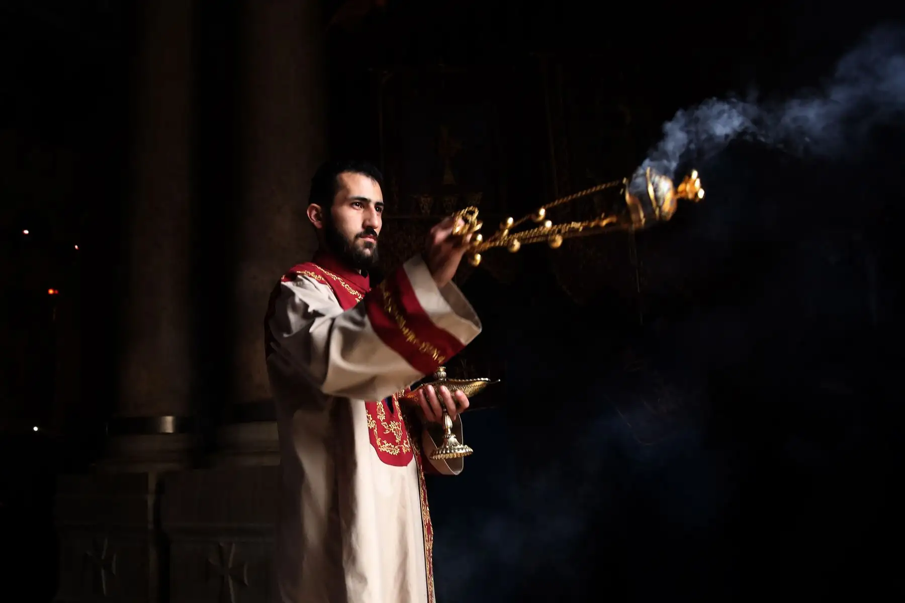 Un sacerdote armenio agita un incensario durante la procesión del Domingo de Ramos en la Iglesia del Santo Sepulcro en la Ciudad Vieja de Jerusalén. Cientos de peregrinos se presentaron hoy a la Iglesia del Santo Sepulcro de Jerusalén, el lugar tradicional de la resurrección de Jesús, para la Pascua. 
Foto:AFP