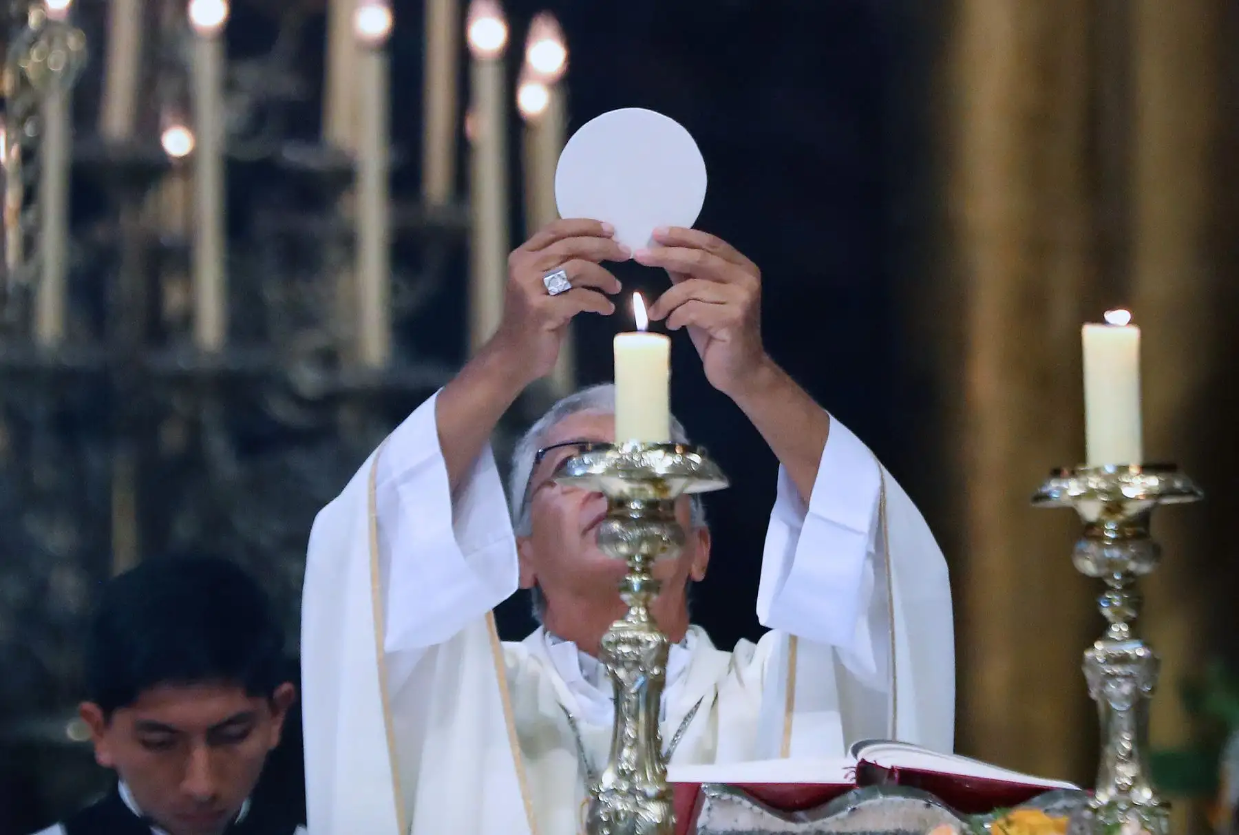 Monseñor Carlos Castillo celebra  Misa de pascua de Resurrección.Foto: ANDINA/Norman Córdova