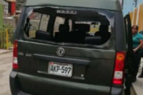 Un derrumbe de piedras cayó sobre la miniván de placa AKP–597 cuando se desplazaba por el distrito de San Mateo de Huánchor, en la provincia limeña de Huarochirí.