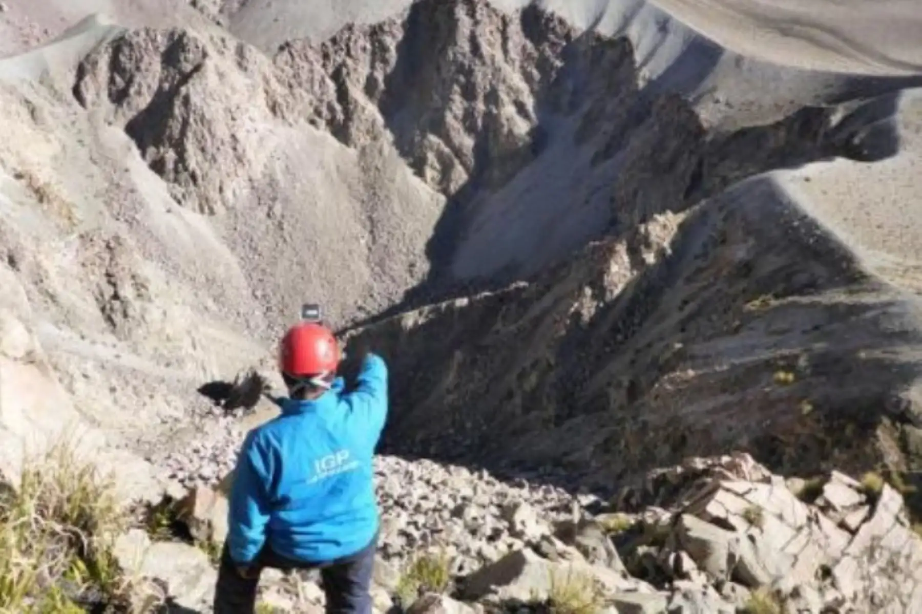 El volcán Huaynaputina está localizado a 14 kilómetros de Omate y a 65 kilómetros de la ciudad de Moquegua.