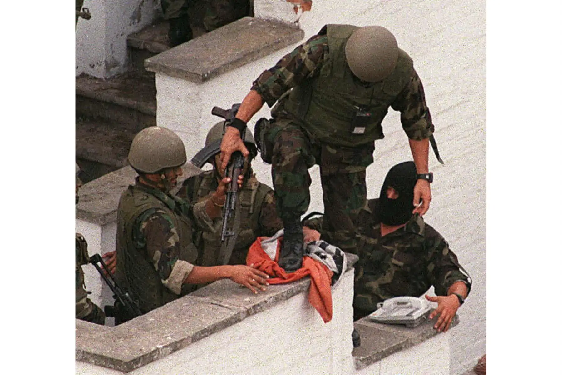 Operación Chavín de Huántar, la gesta militar que permitió el rescate de 72 rehenes.  Foto: AFP