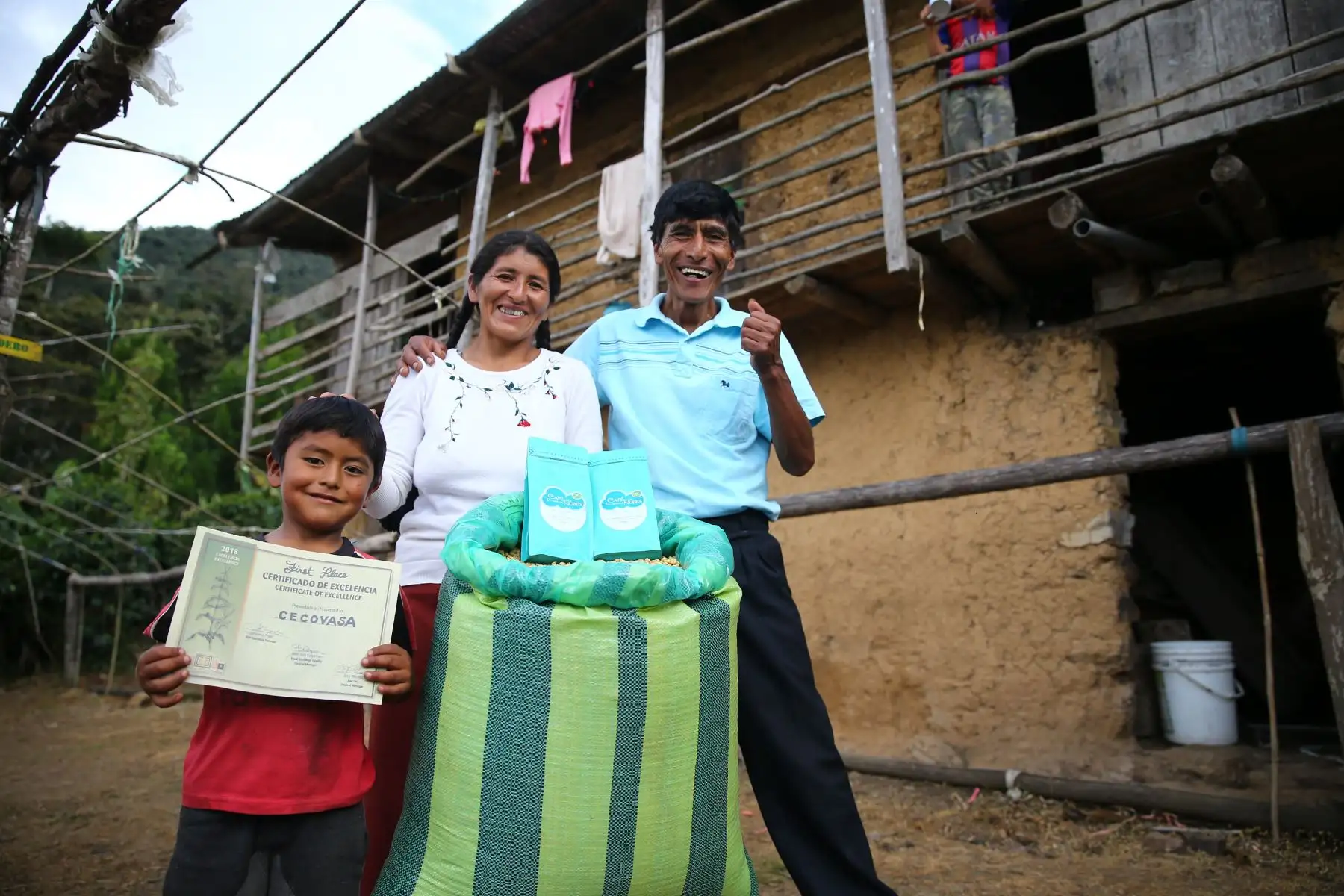 Vicentina Phocco y su esposo Pablo Mamani cultivan el mejor café del mundo en el valle de Sandia, en Puno. ANDINA/Luis Iparraguirre