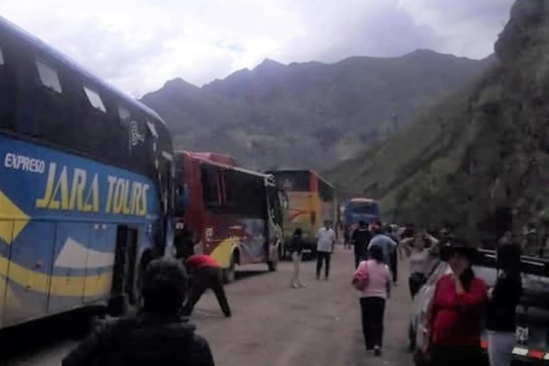Nuevo deslizamiento obstruye el tránsito en la vía Longitudinal de Conchucos, en la sierra de Áncash. ANDINA/Difusión