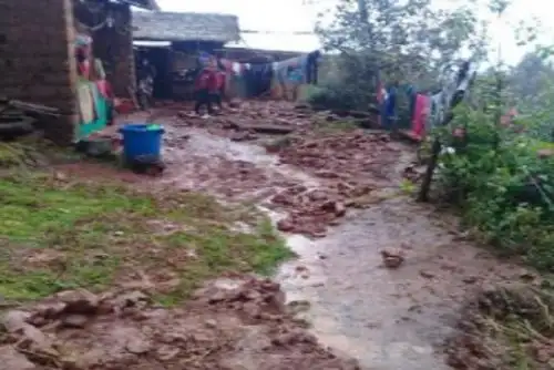 La Municipalidad Distrital de Huaccana, en la provincia de Chincheros, región Apurímac, entregó abrigo a las siete personas damnificadas por el derrumbe de sus viviendas en el barrio de Kishuara del centro poblado de Ayaviri.