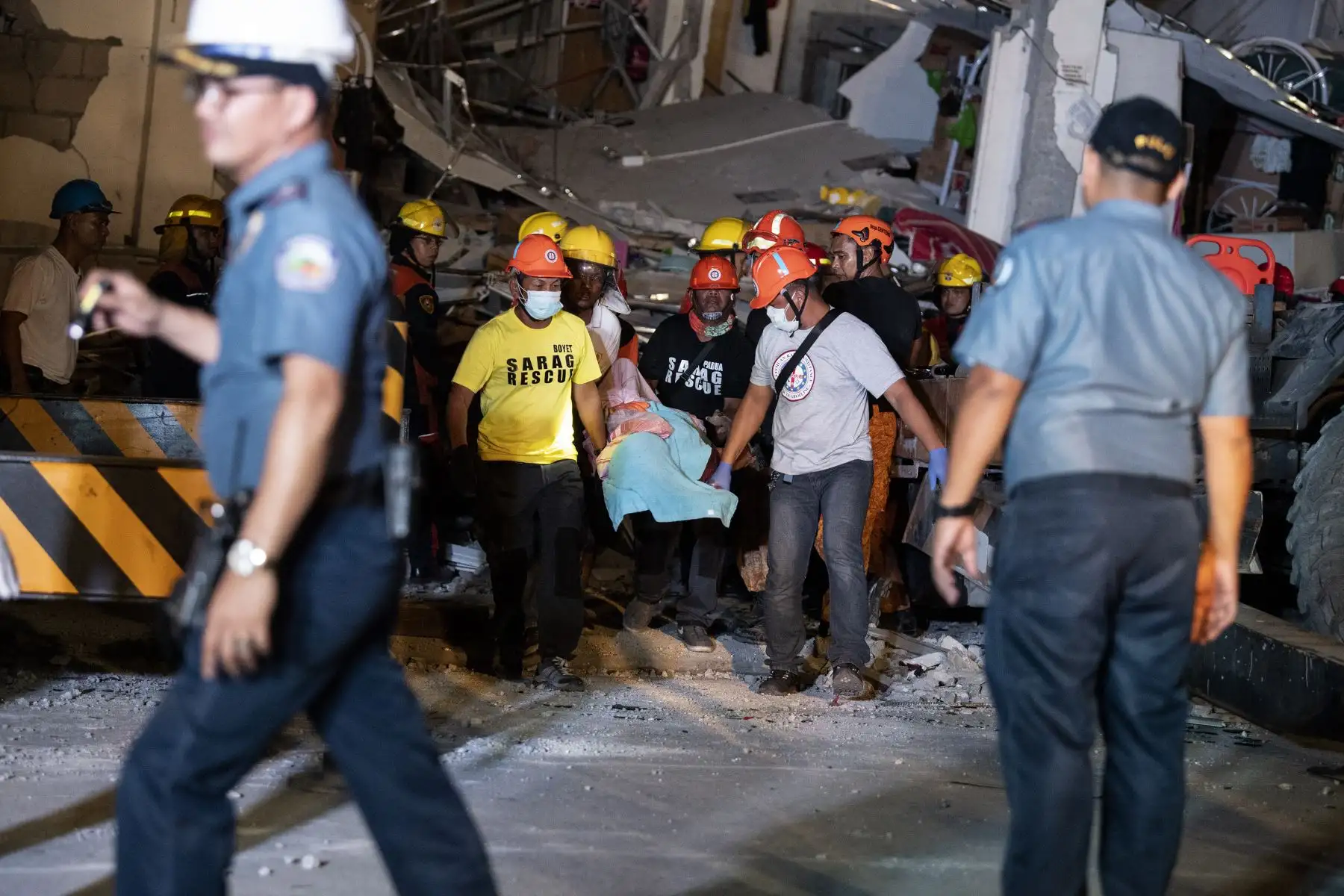 Rescatistas buscan sobrevivientes tras un fuerte terremoto que azotara el norte de Filipinas. Foto: AFP
