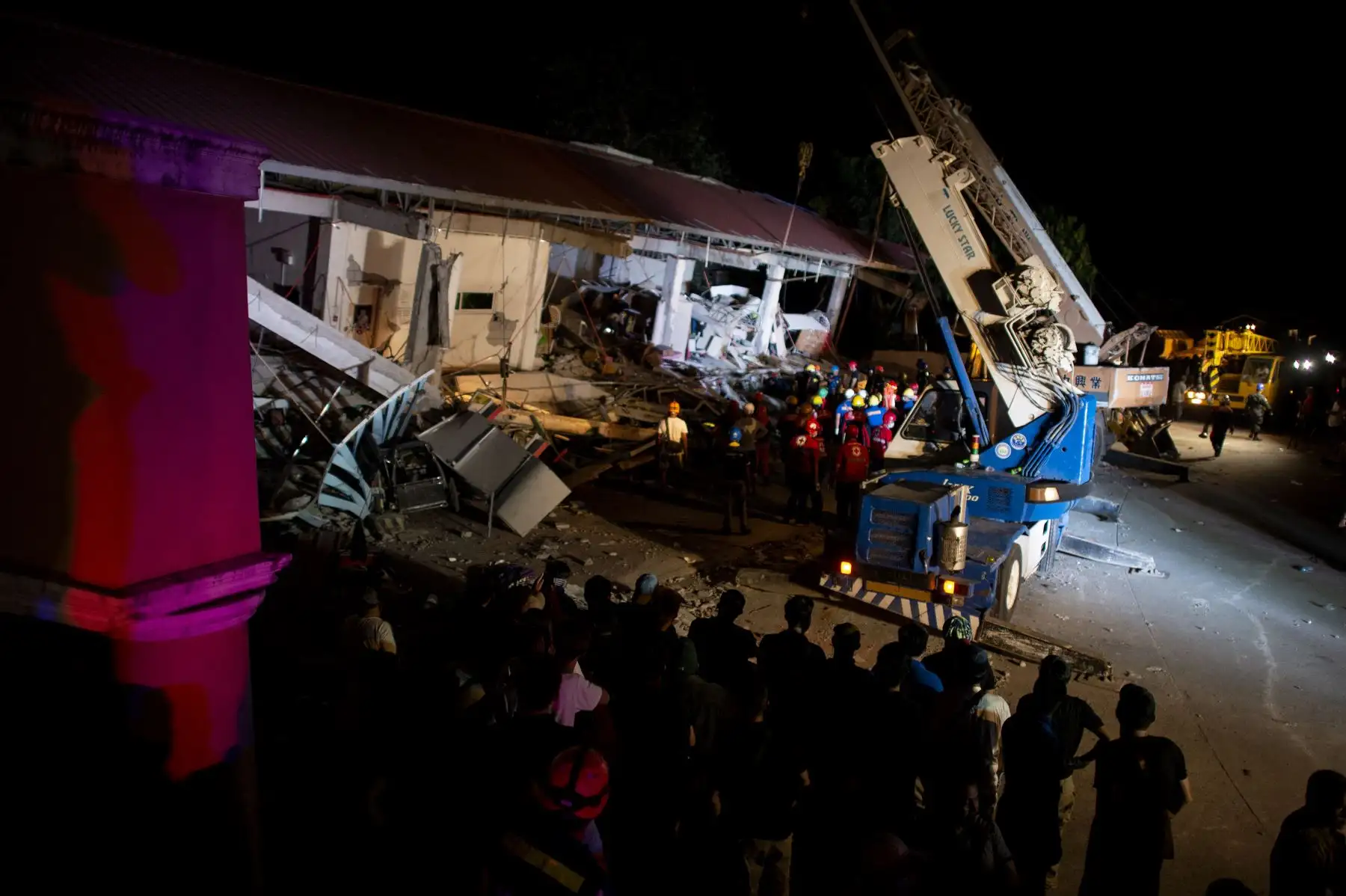 Al menos cinco personas murieron cuando los edificios colapsaron cerca de Manila. Foto: AFP