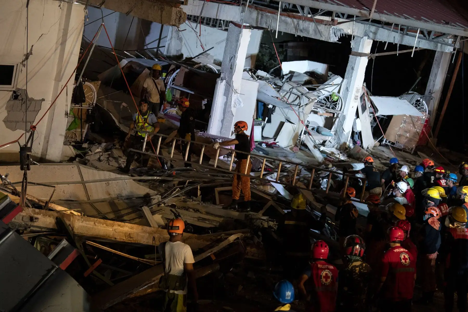 Al menos cinco personas murieron cuando los edificios colapsaron cerca de Manila. Foto: AFP