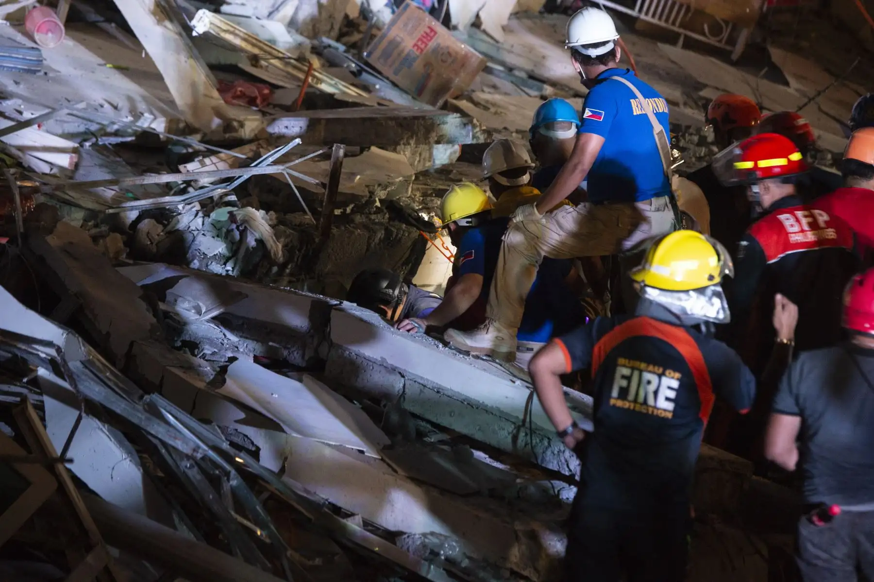 Al menos cinco personas murieron cuando los edificios colapsaron cerca de Manila. Foto: AFP